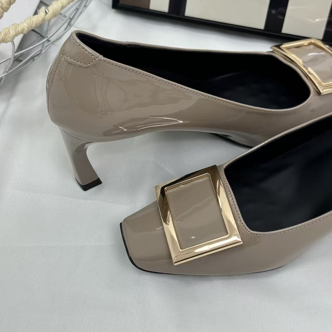 Metal square fastener painted leather square-toe shoes