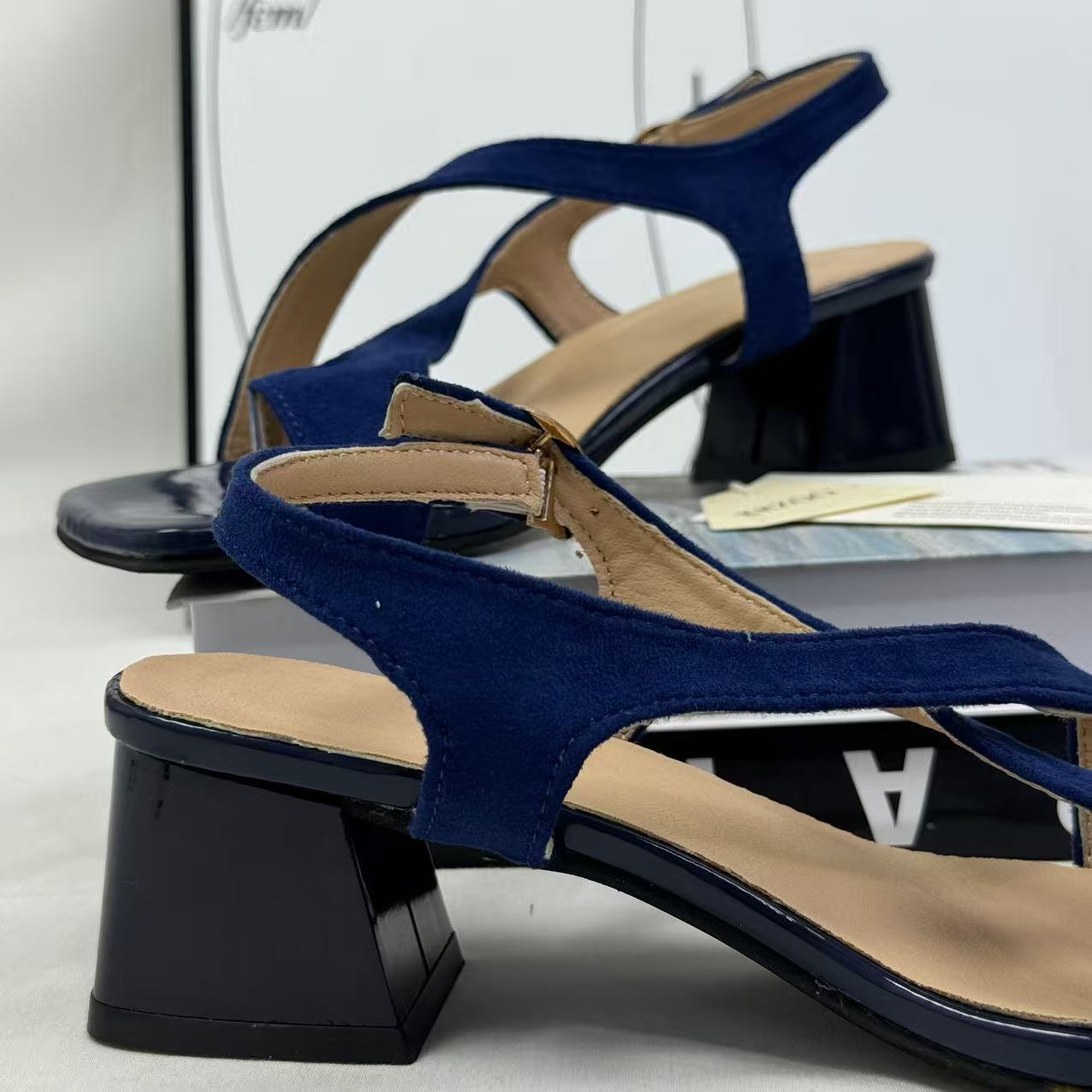 Crossed-strip toe-up ankle boot