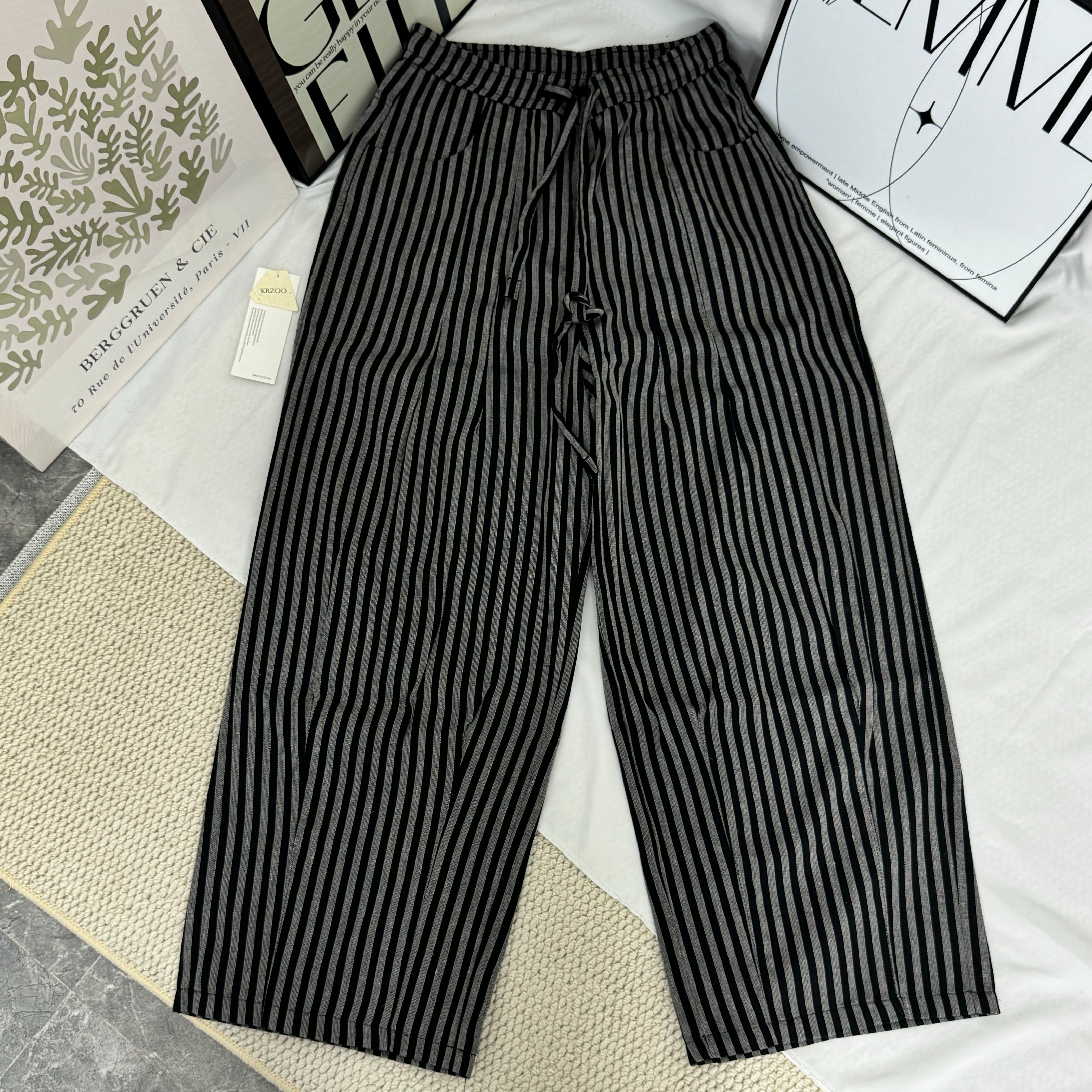 Lazy and draping straight-leg trousers
