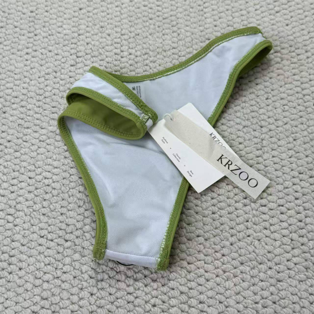 Solid-color triangle underwear or swimming trunks
