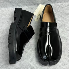 Split-toe shoes with pigtail laces and small leather shoes