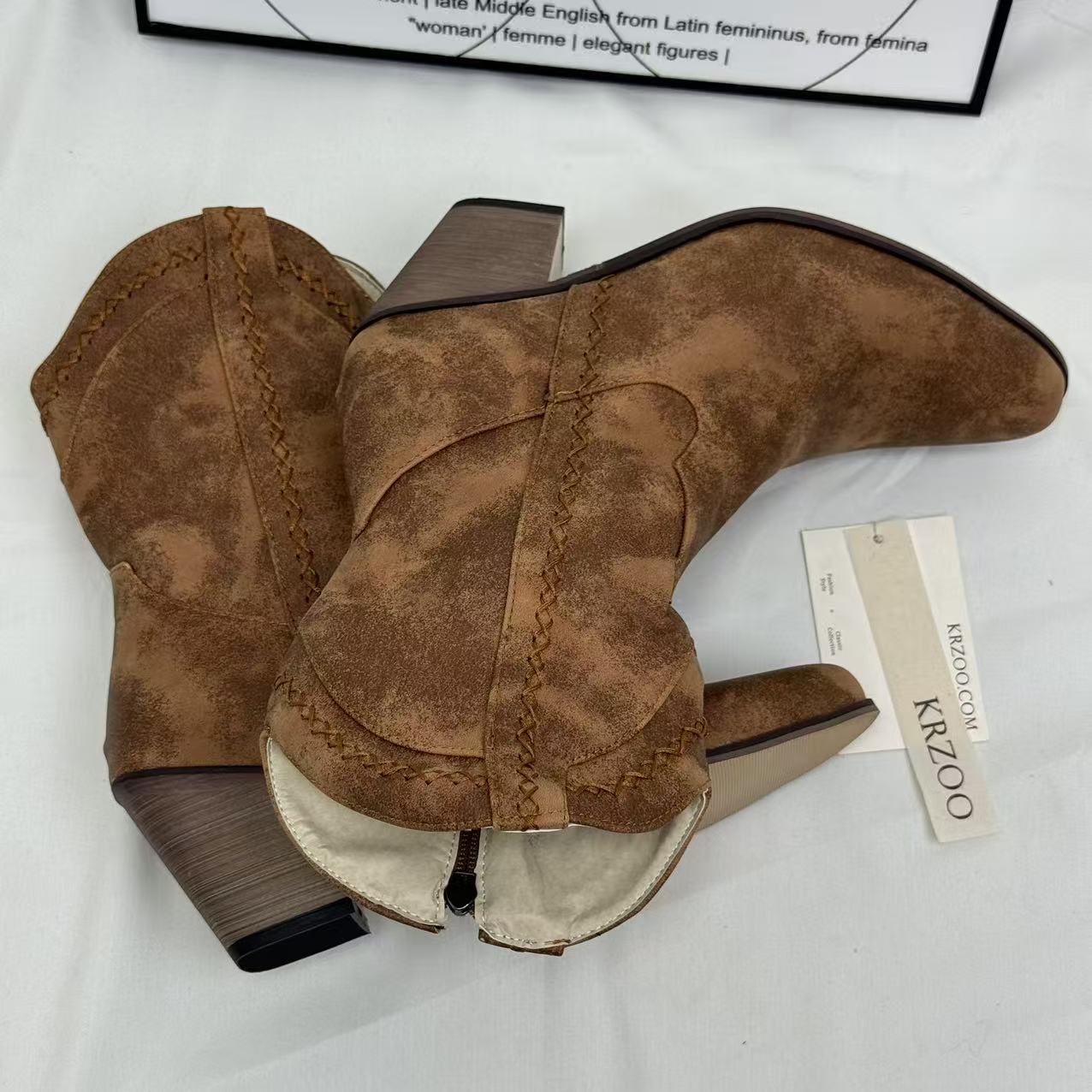 Pointed-toe side-zip short boots