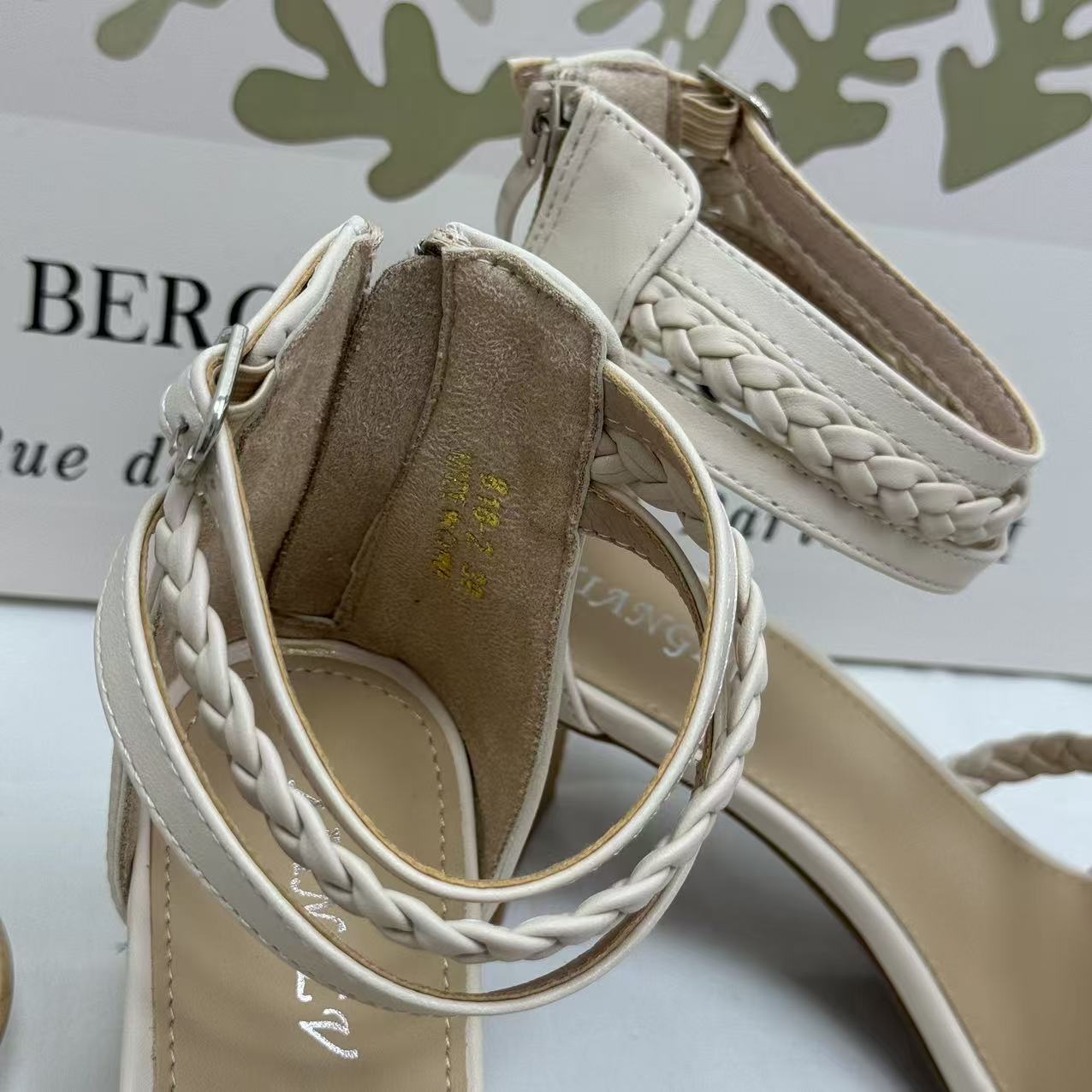 One-piece high-heeled Roman-style shoes