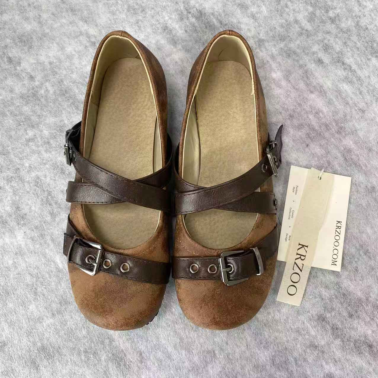 Leather belt-embroidered flat shoes