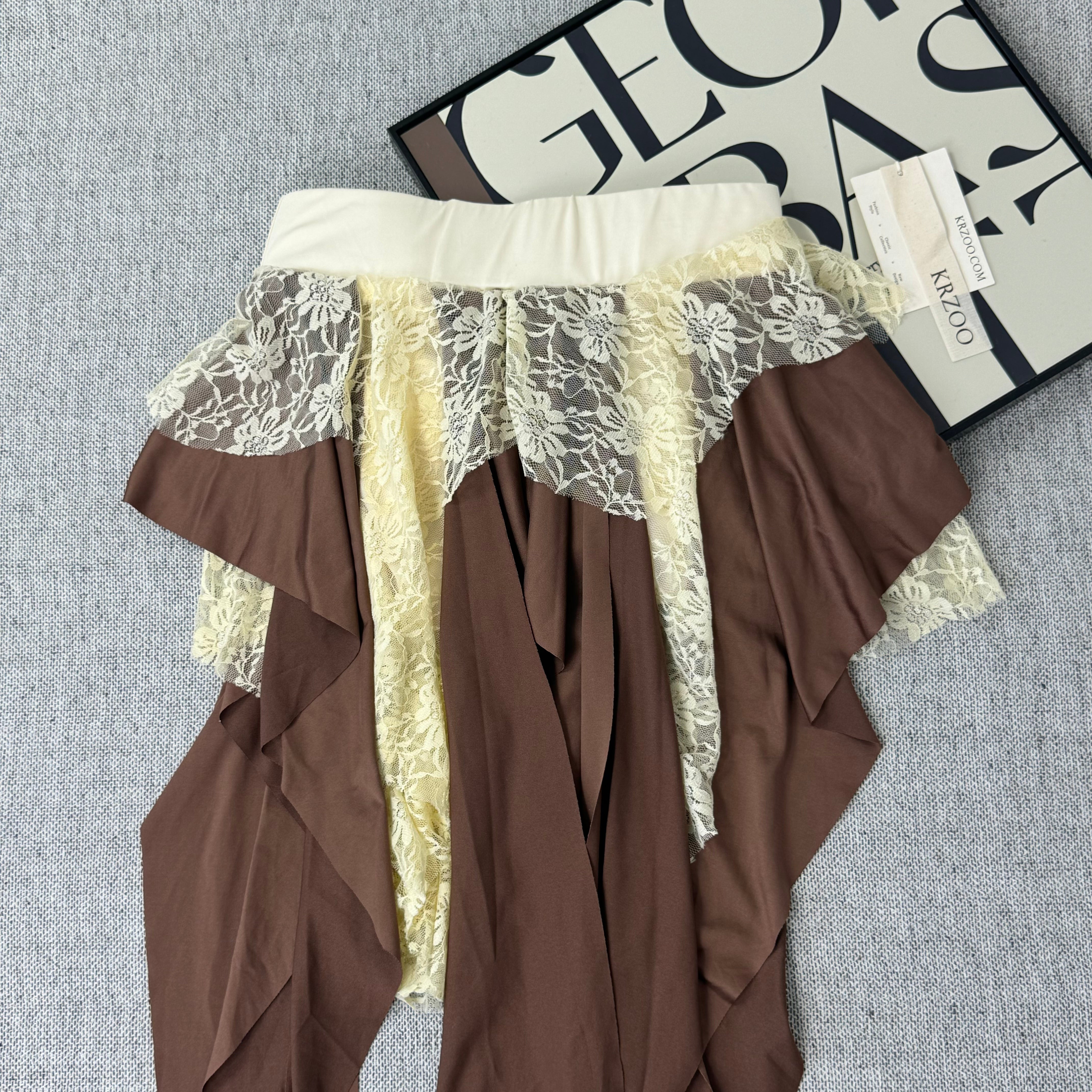 Multi-layered lace half-length skirt