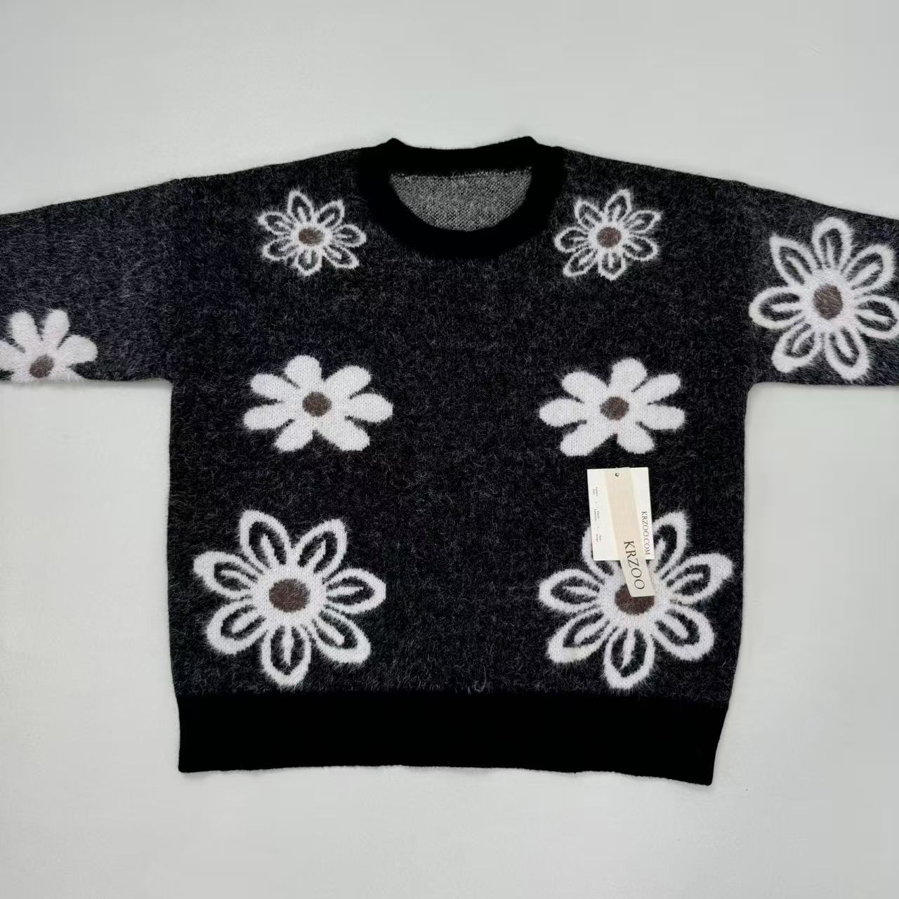 Three-dimensional flower knitted sweater
