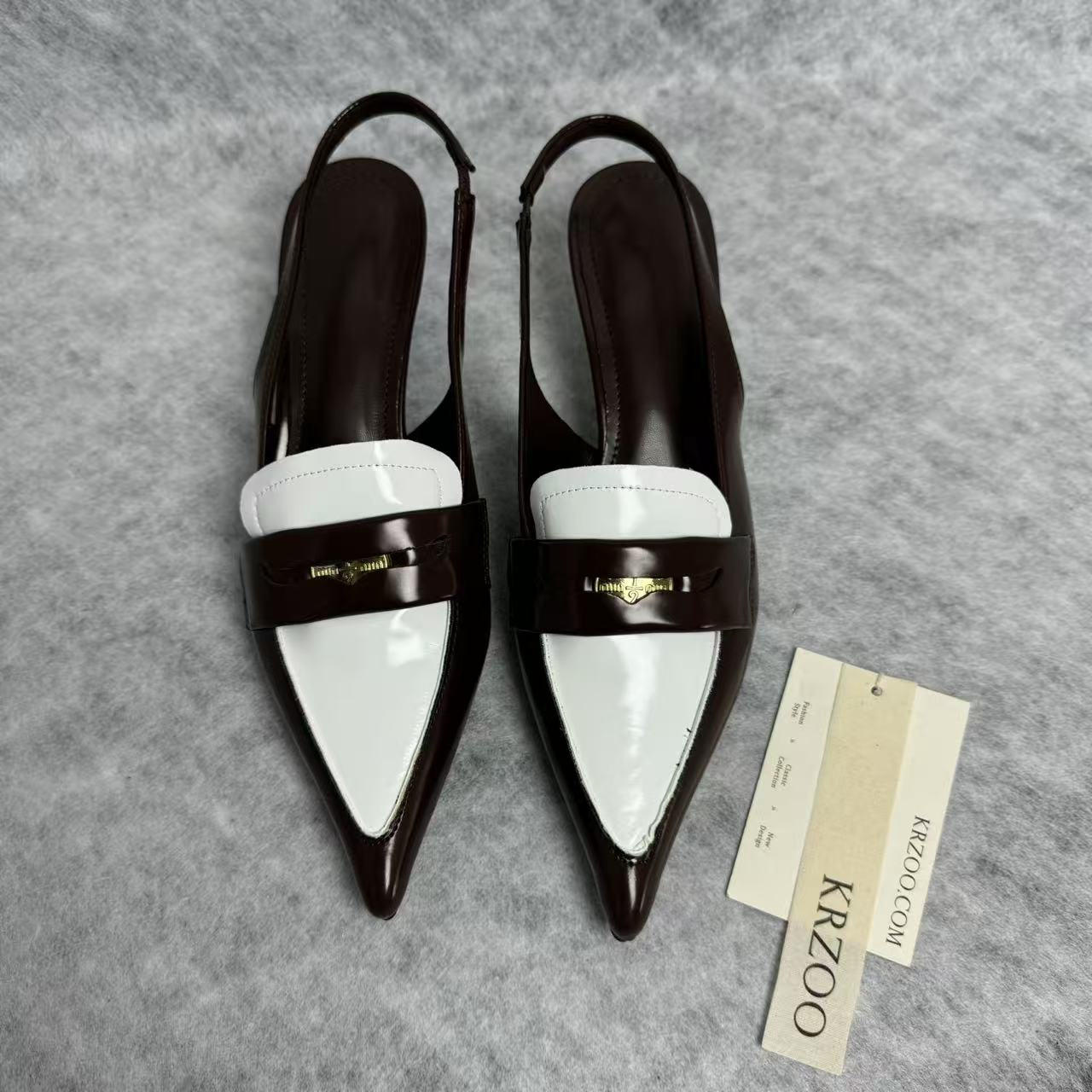 Small gold coin pointed-toe low-heeled shoes