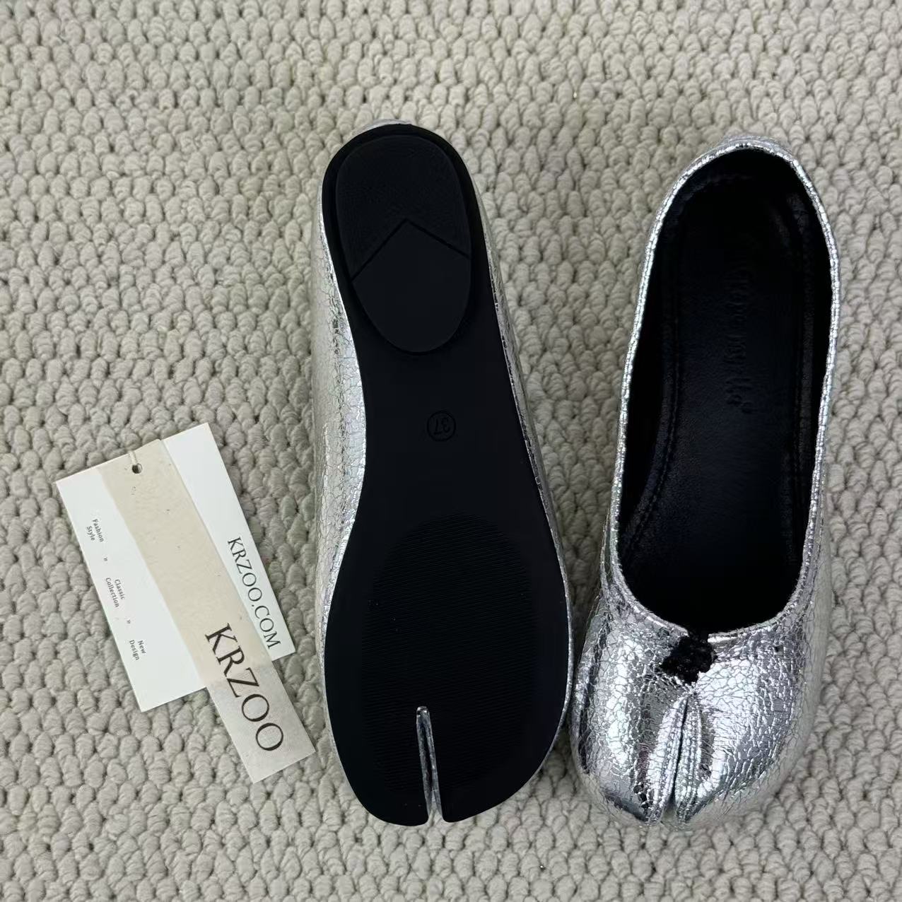 Pig's feet with toe-shaped small leather shoes