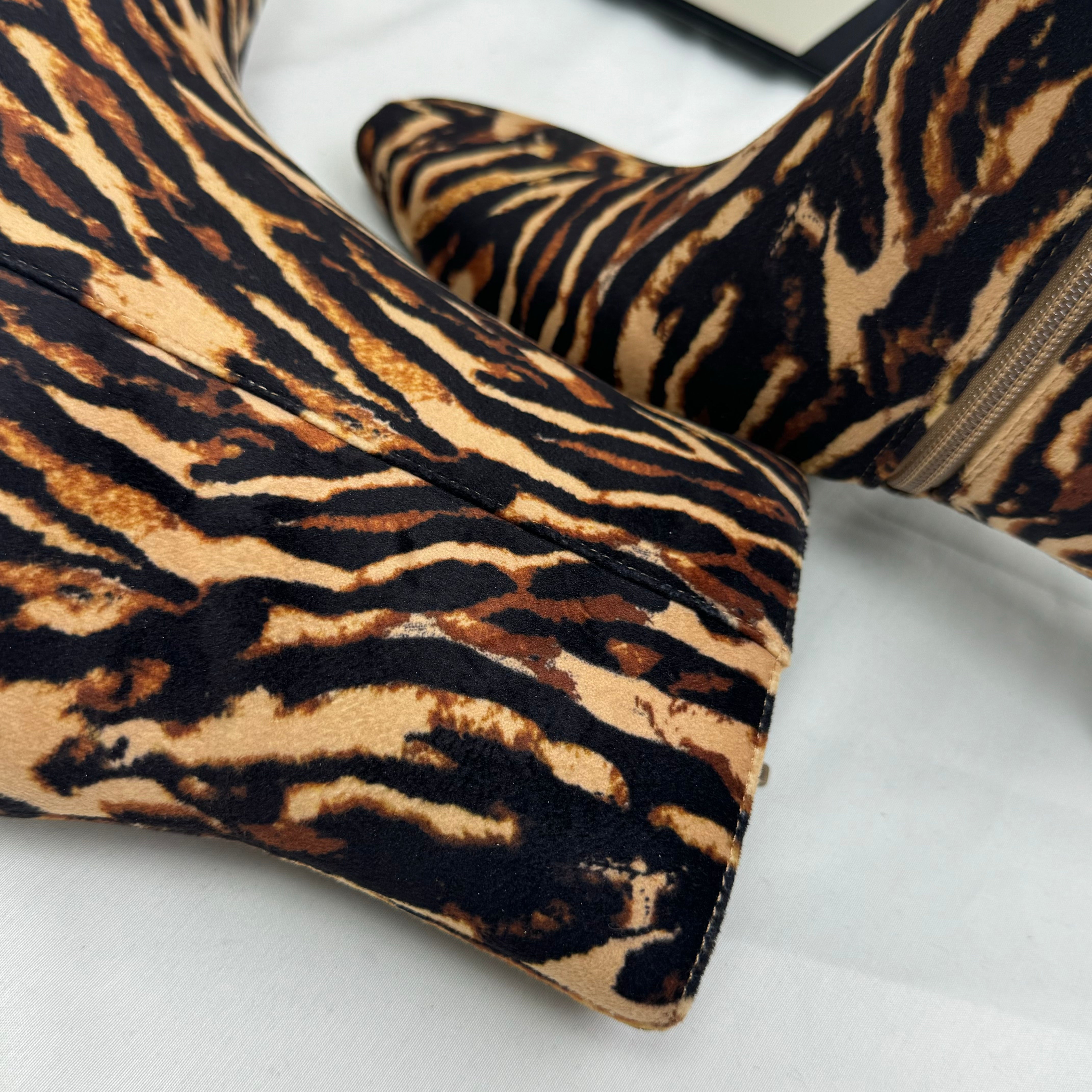 Zebra-patterned thick-soled short boots