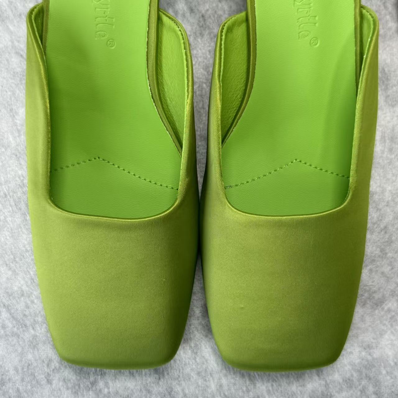 Round-headed satin-covered triangular heel