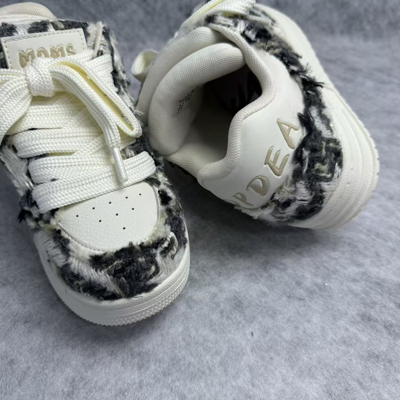 Wear-resistant and tough windproof hiking shoes