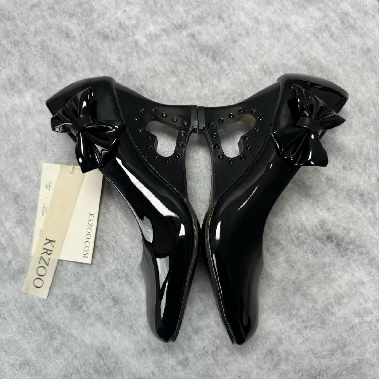 Pegged bow leather shoes