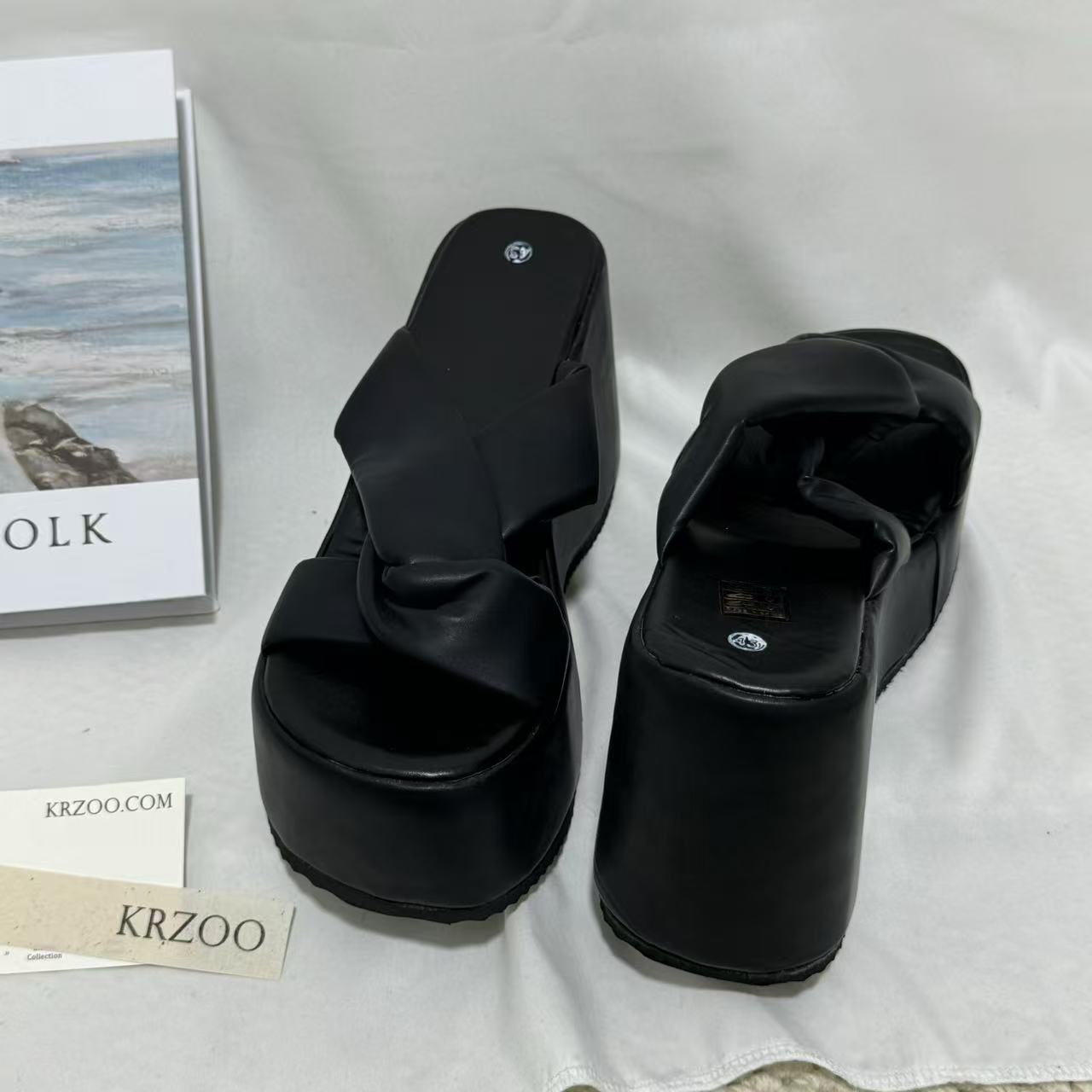 Color-Blocking Platform Slides