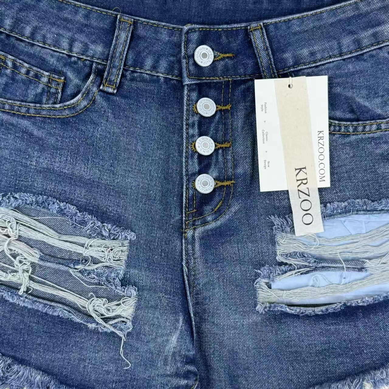 Hole-rimmed fringed denim shorts