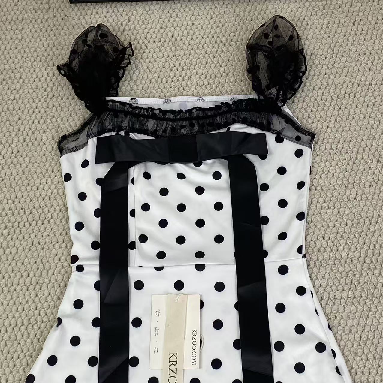 Square-necked bow netted fitted dress