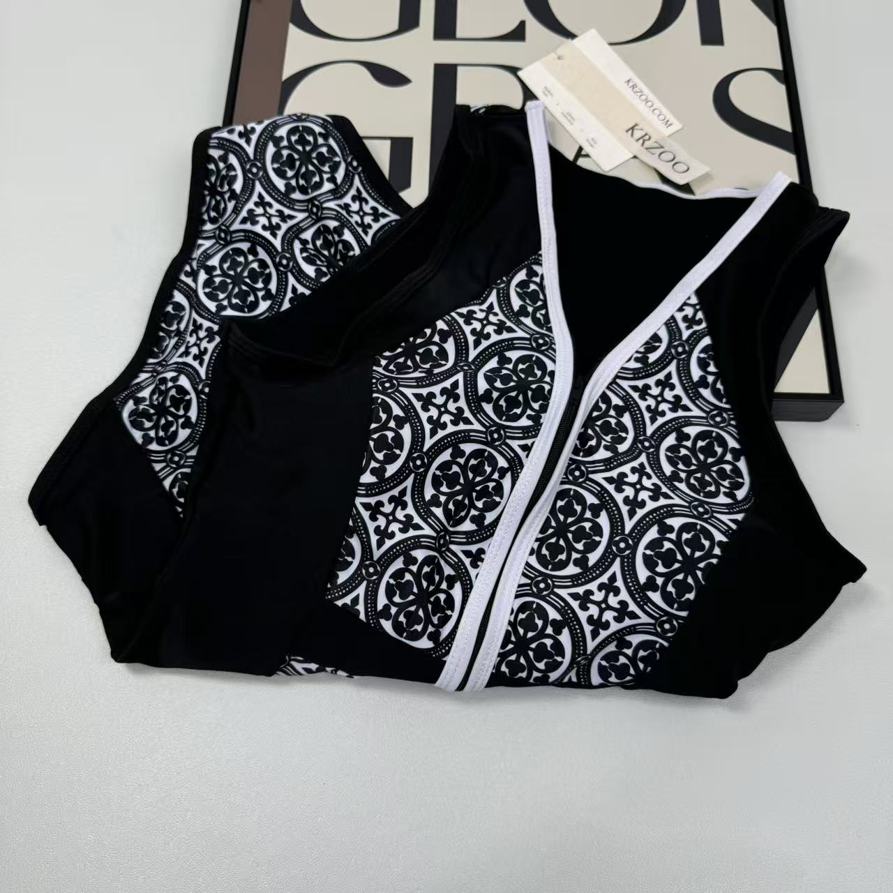 Zip-up one-piece swimming suit