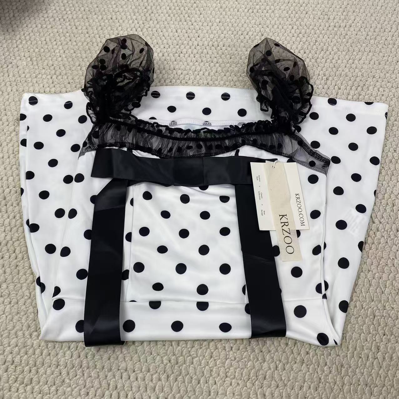 Square-necked bow netted fitted dress