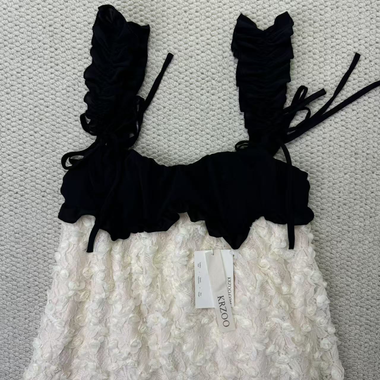 Lace flowered short dress