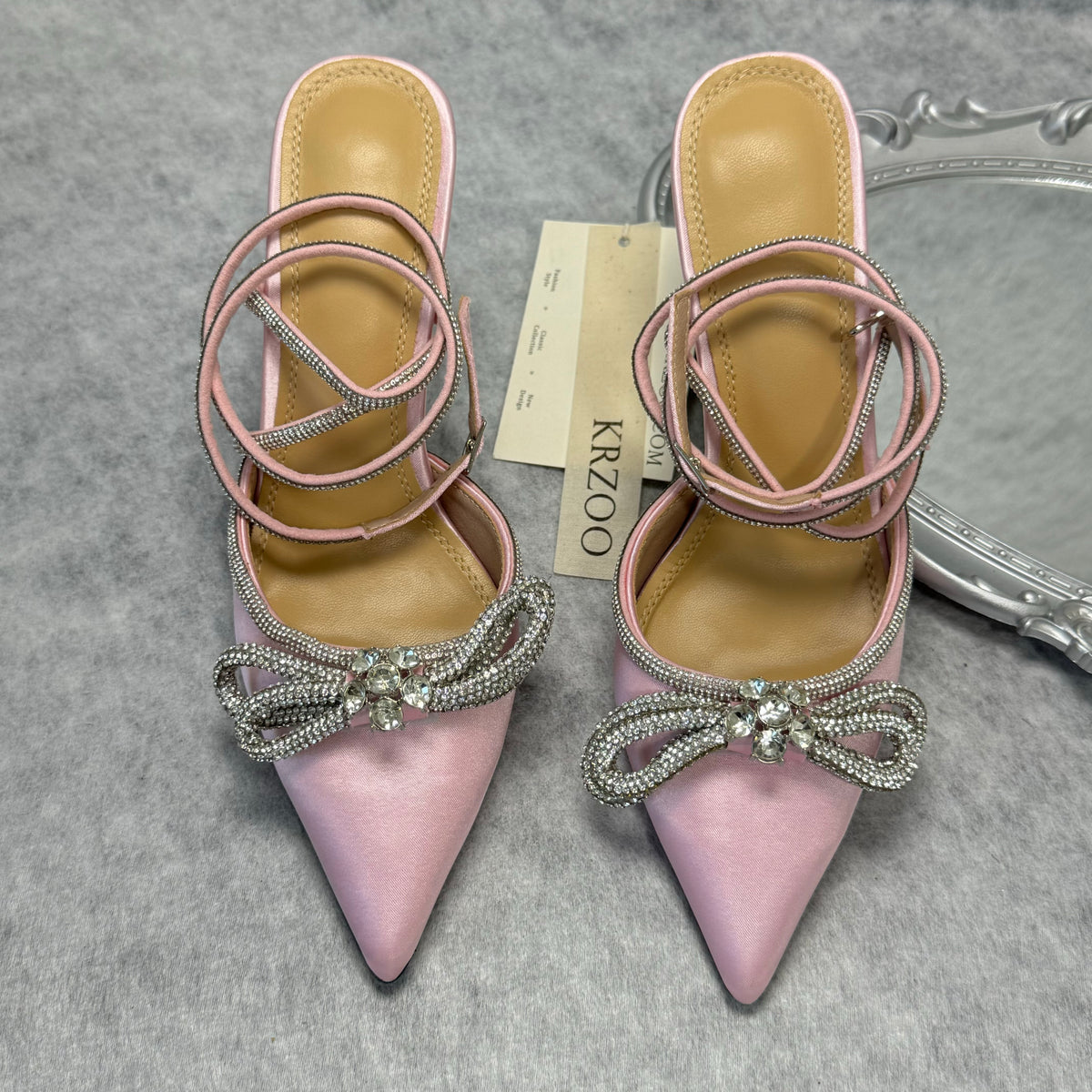 Pleated pointed-toe open-toe strap shoes