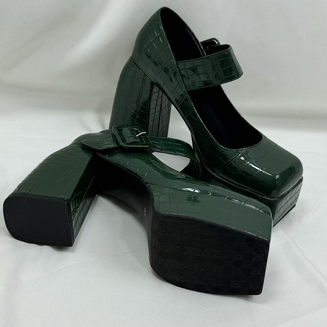 Round-toe waterproof platform boots with thick heels