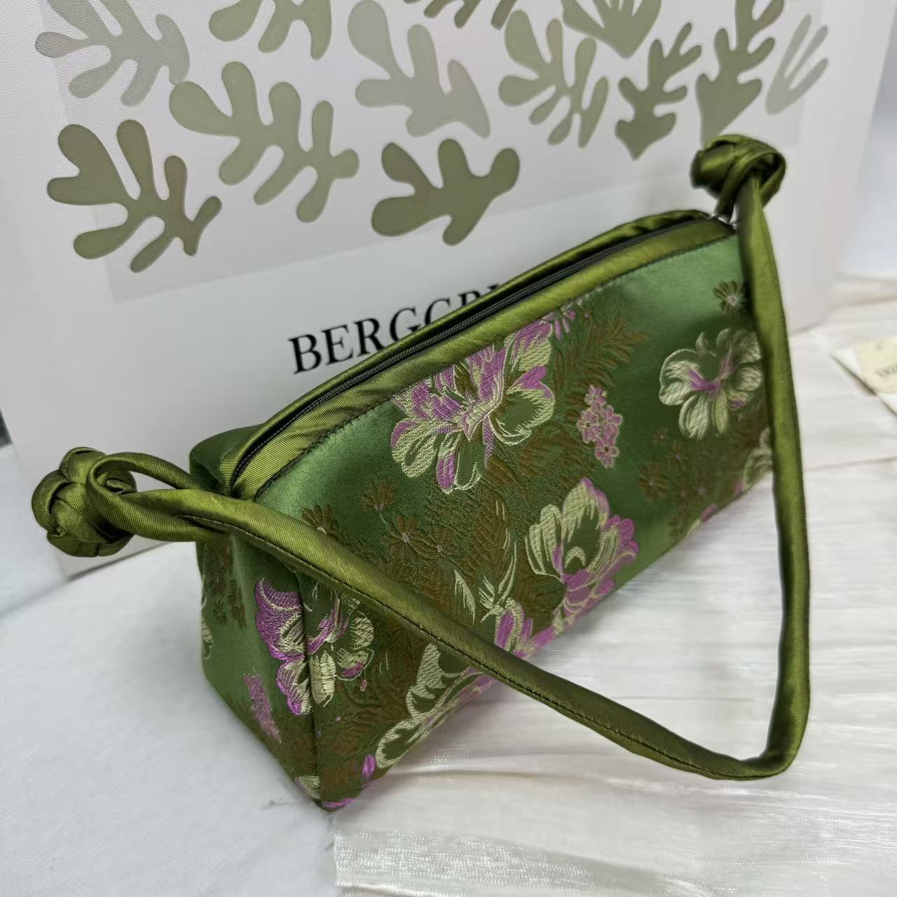 Classical style buttoned handbag