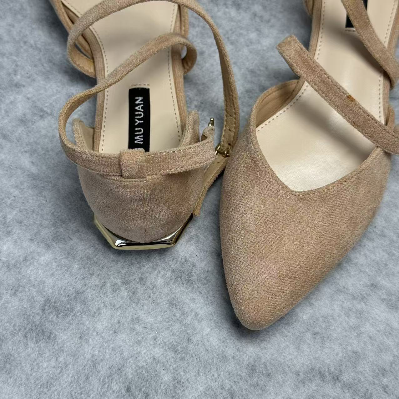 Low-cut flat-bottom shoes with crossed straps