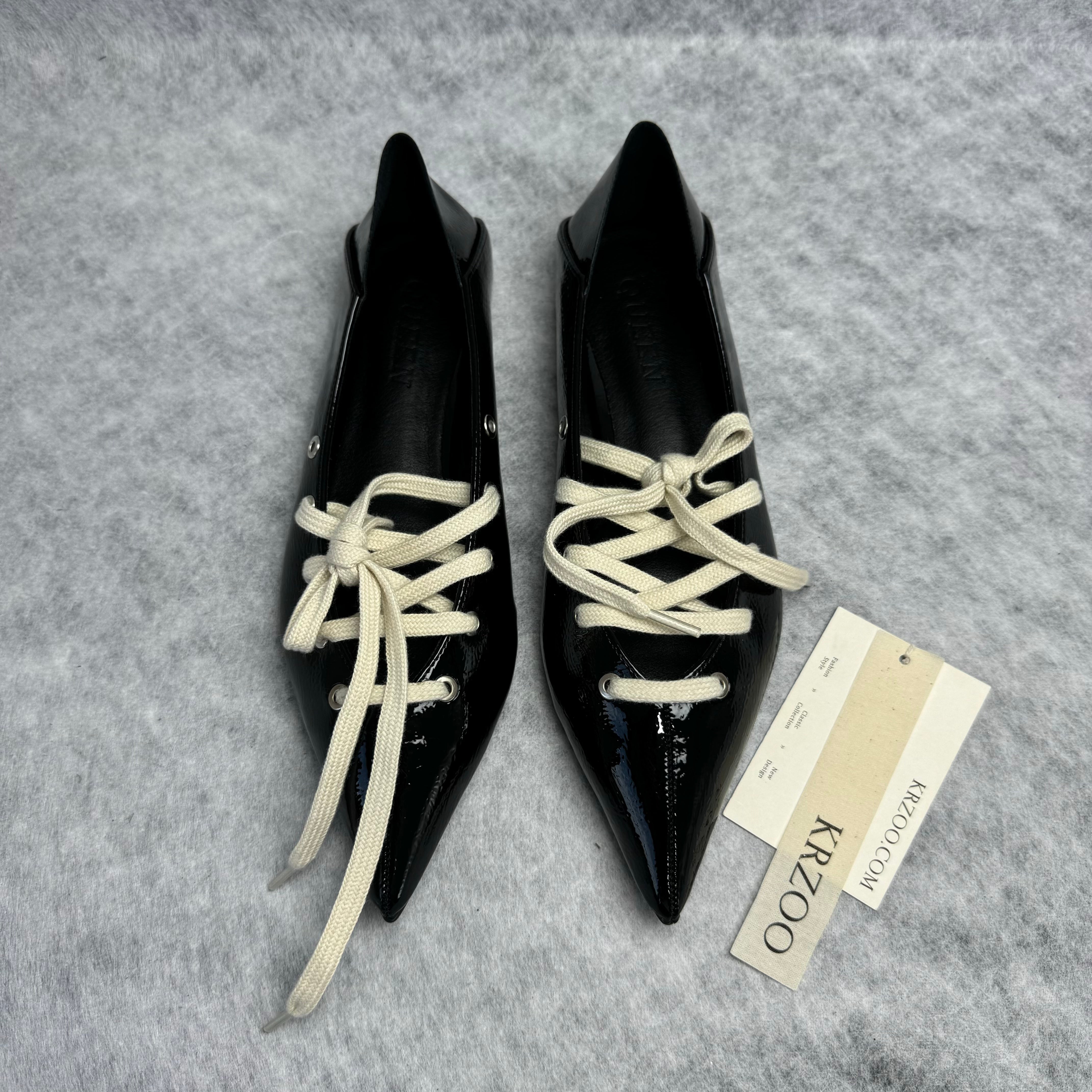 Strap-on two-piece pointed toe shiny leather shoes