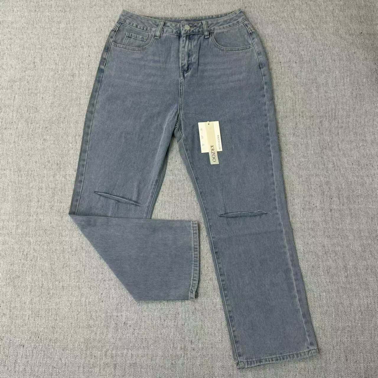 High-waist fringed fabric cutting through the jeans