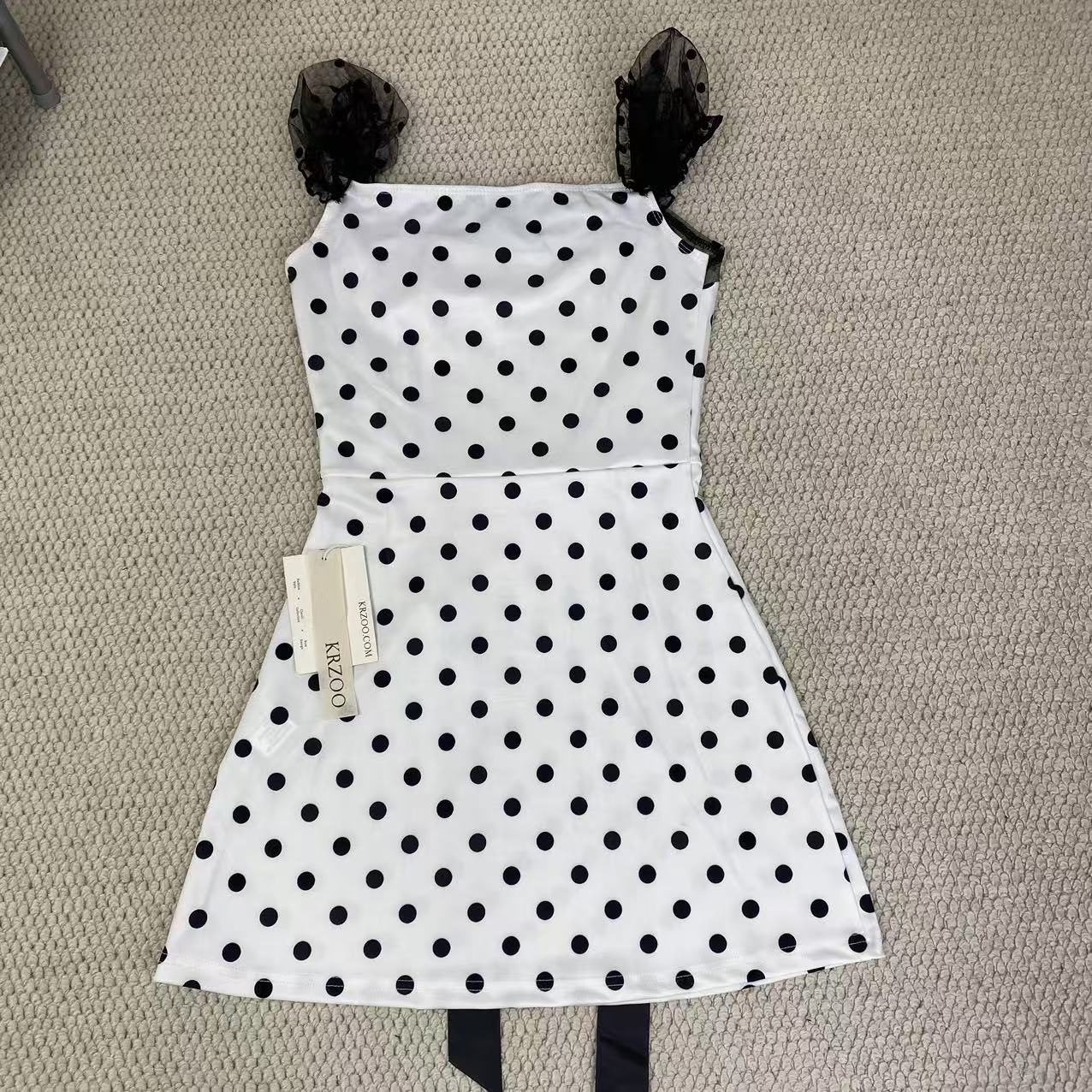 Square-necked bow netted fitted dress