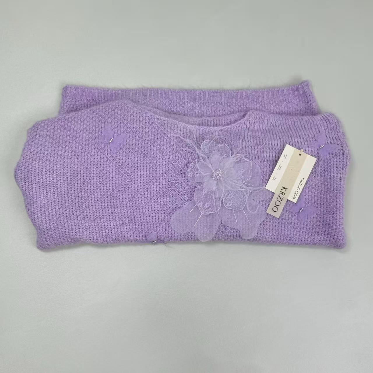 Three-dimensional netted flowered sweater