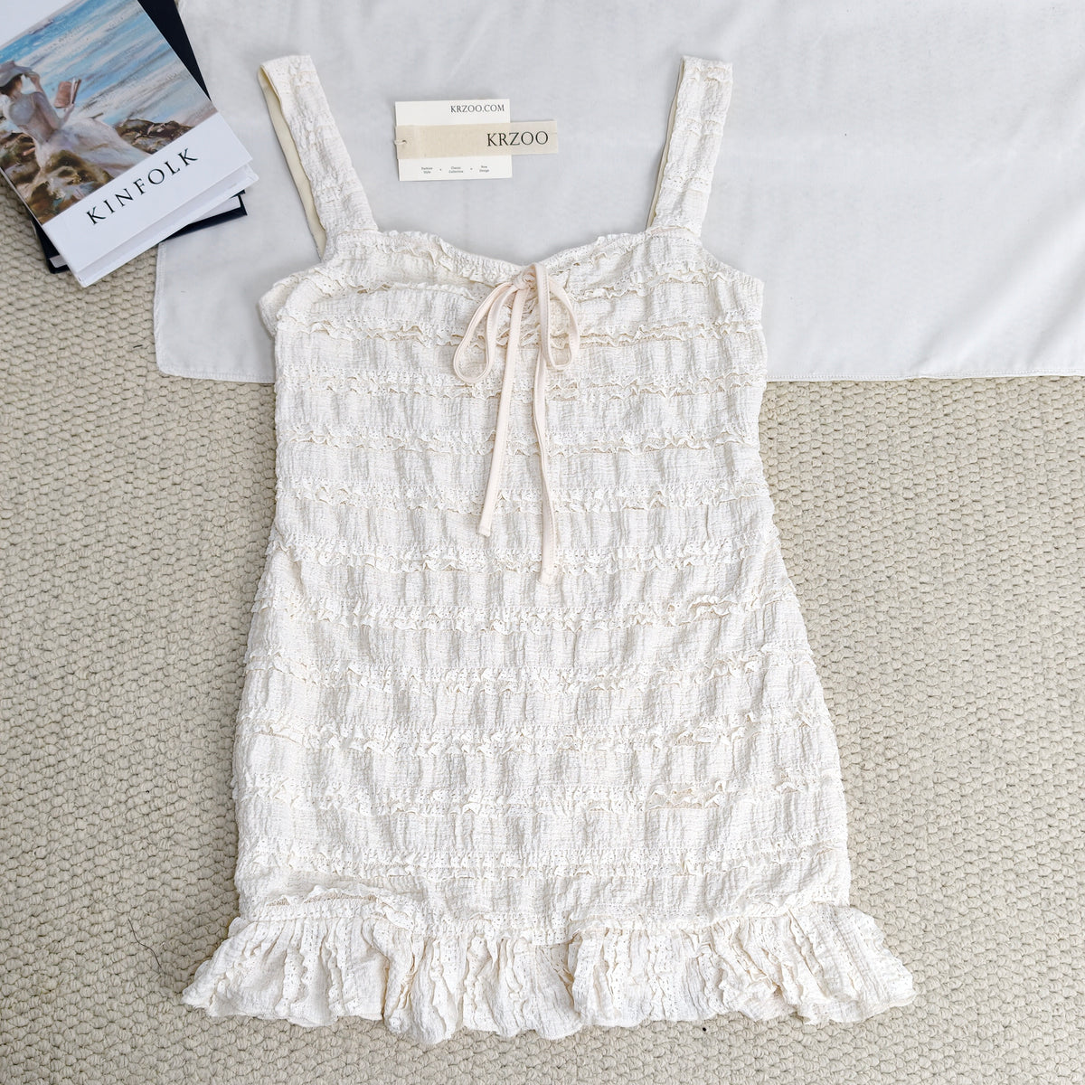 Wavy pattern tie-neck halter dress
