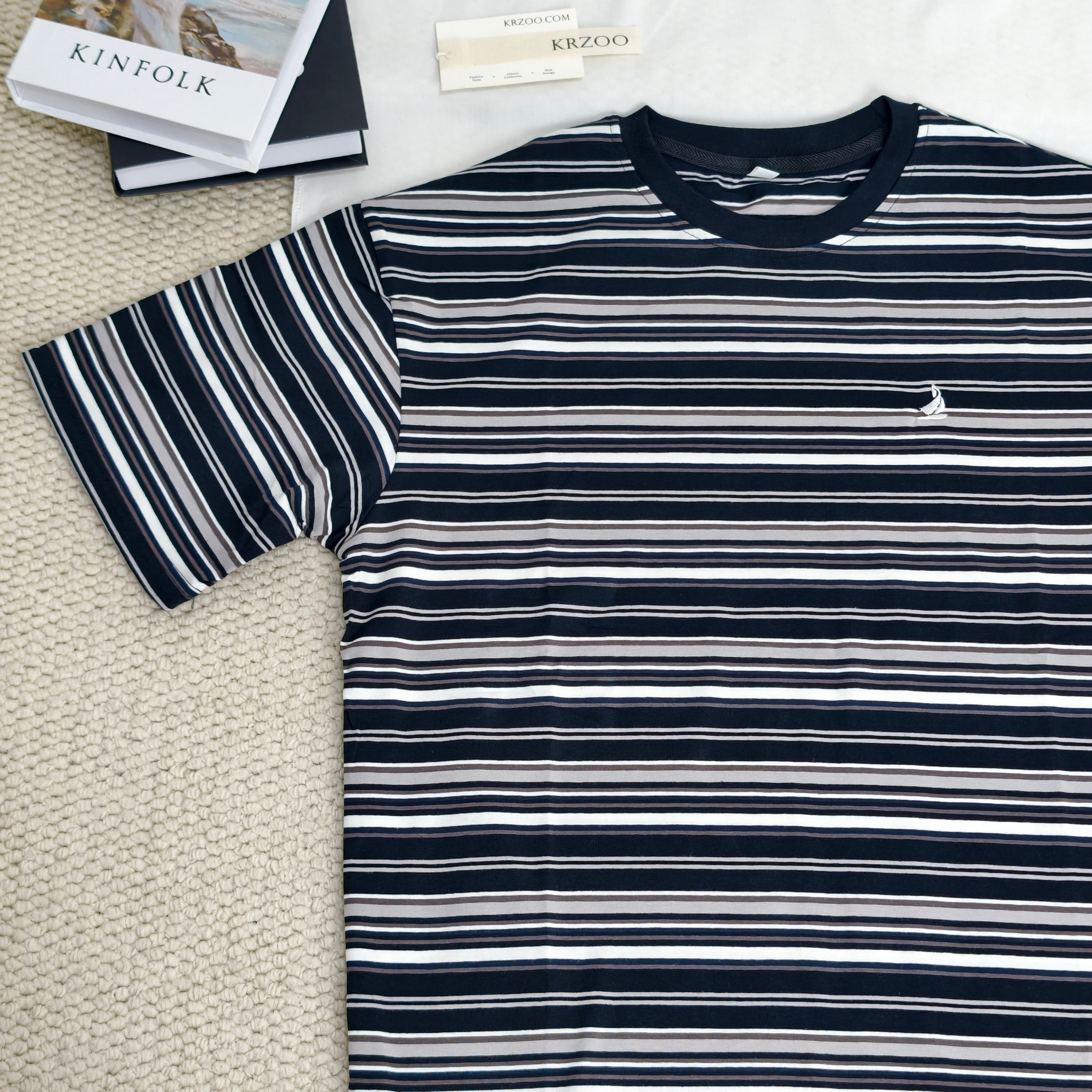 Contrasting color stripe T-shirt
