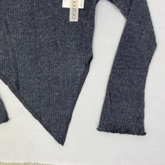 Irregularly cut, flared collar top