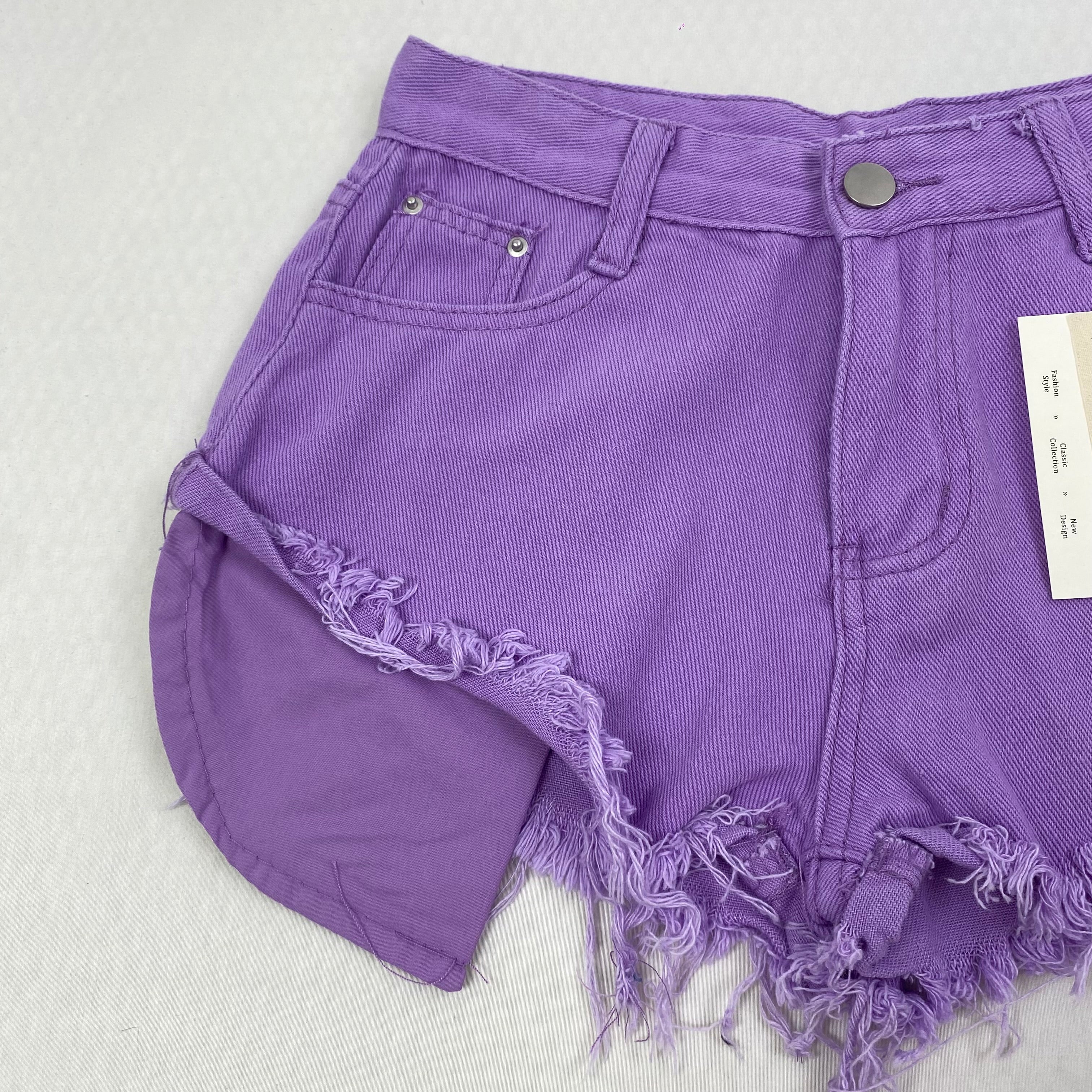 Low-waist denim shorts with exposed pockets