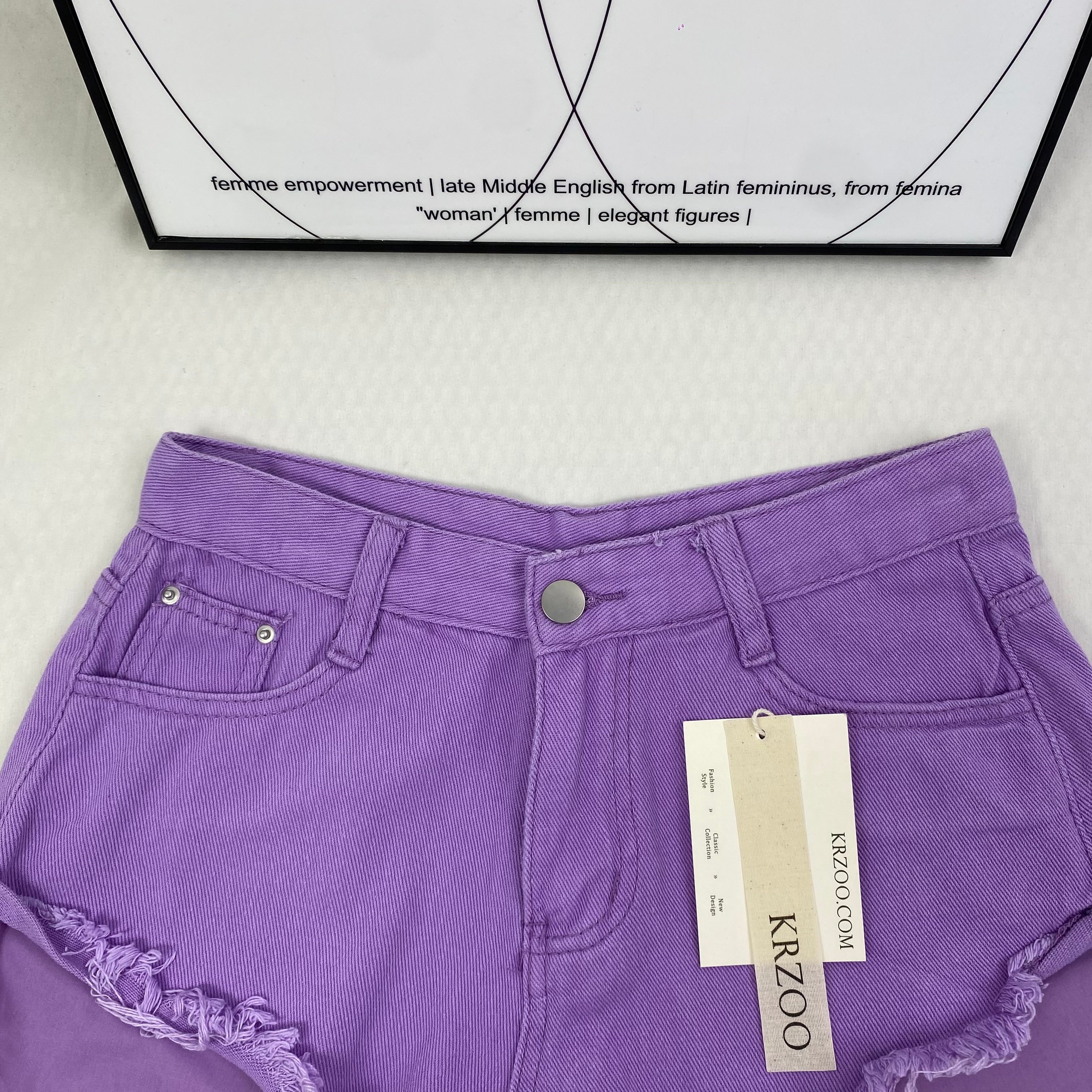 Low-waist denim shorts with exposed pockets