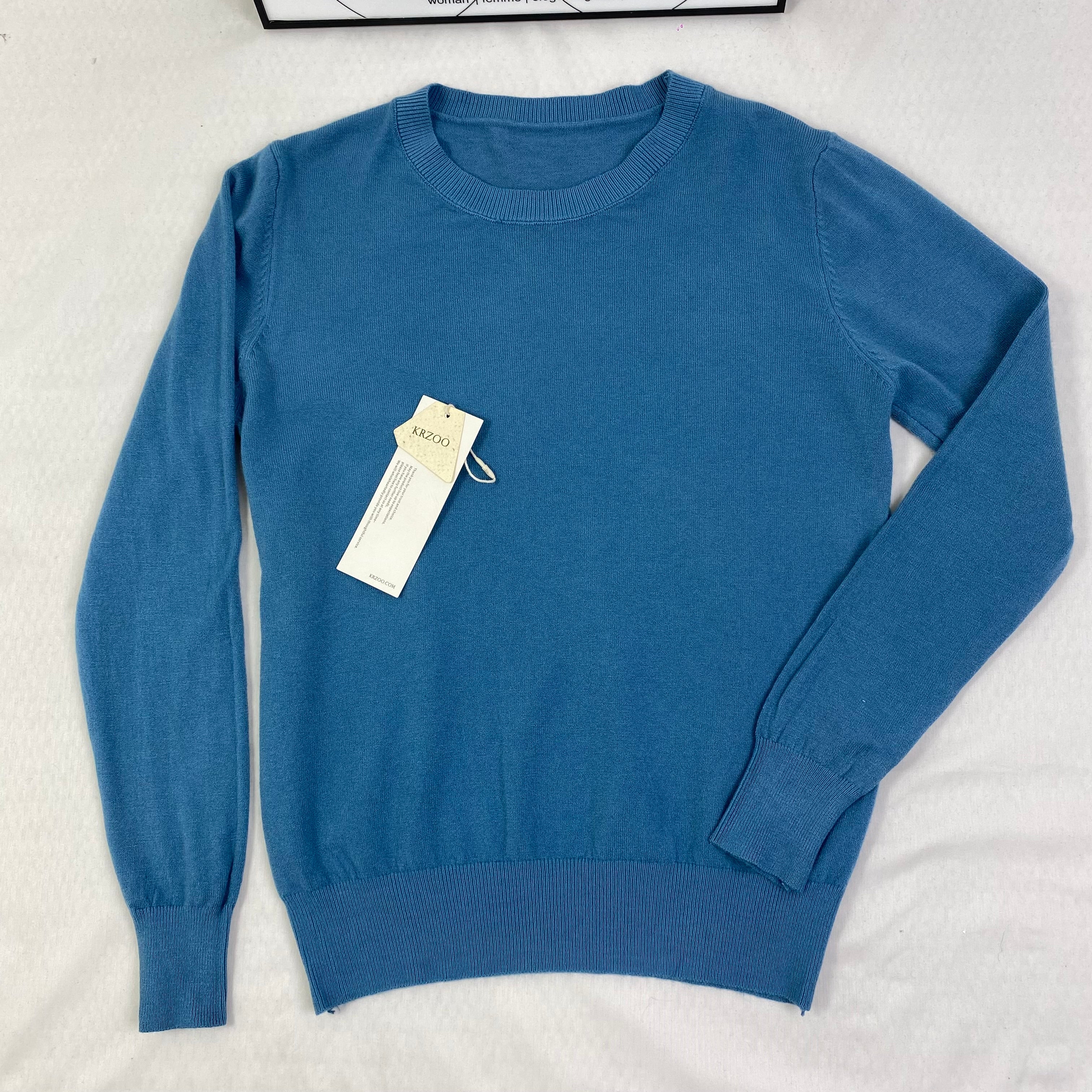 Knitted sweater with round neck and long sleeves
