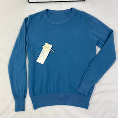 Knitted sweater with round neck and long sleeves