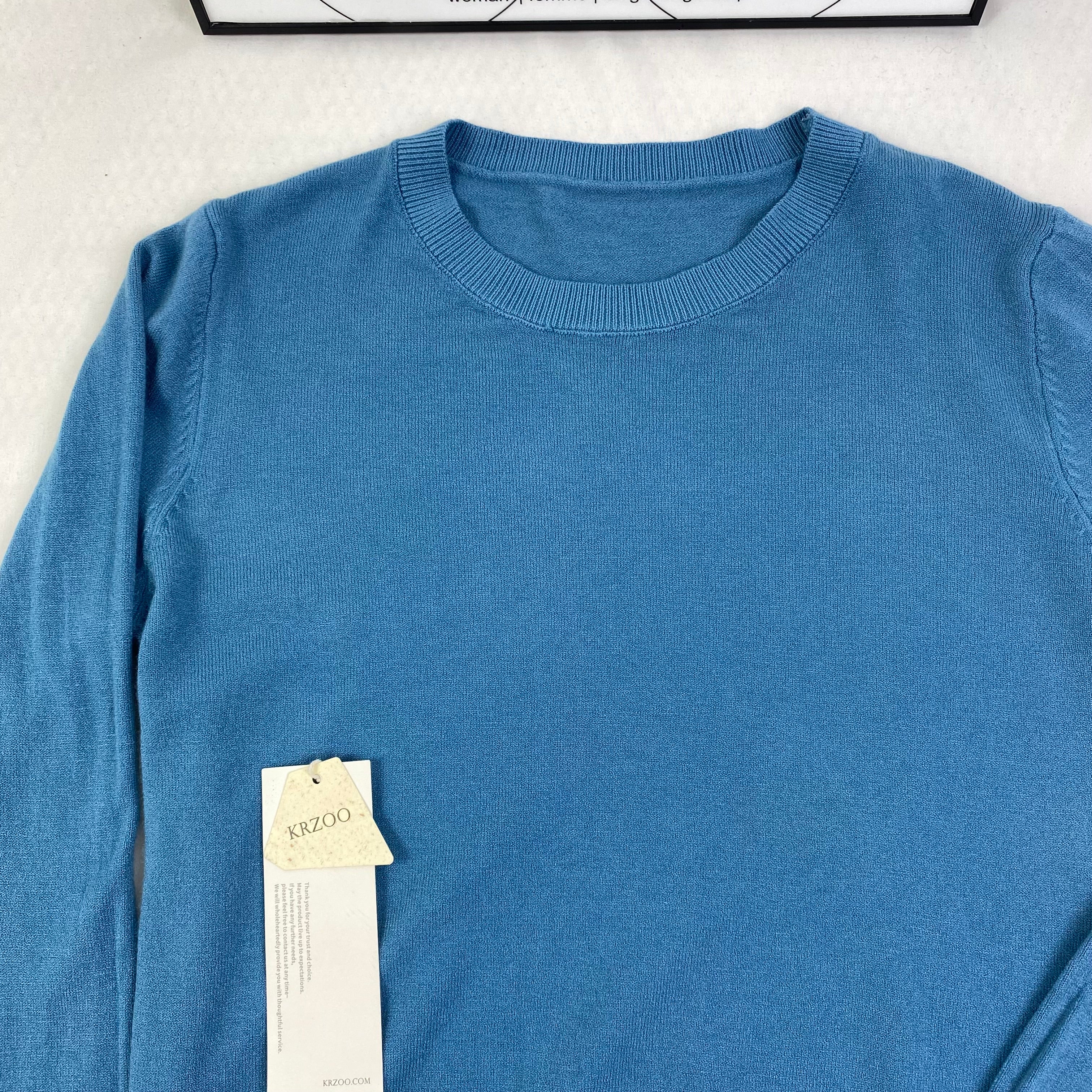 Knitted sweater with round neck and long sleeves