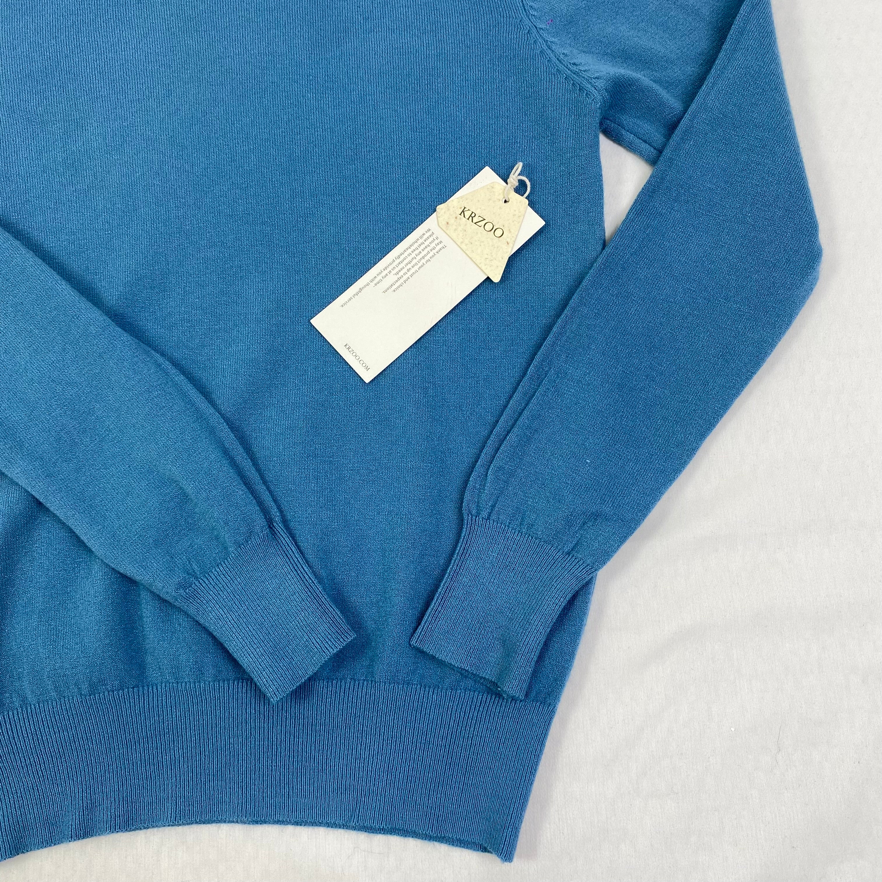 Knitted sweater with round neck and long sleeves