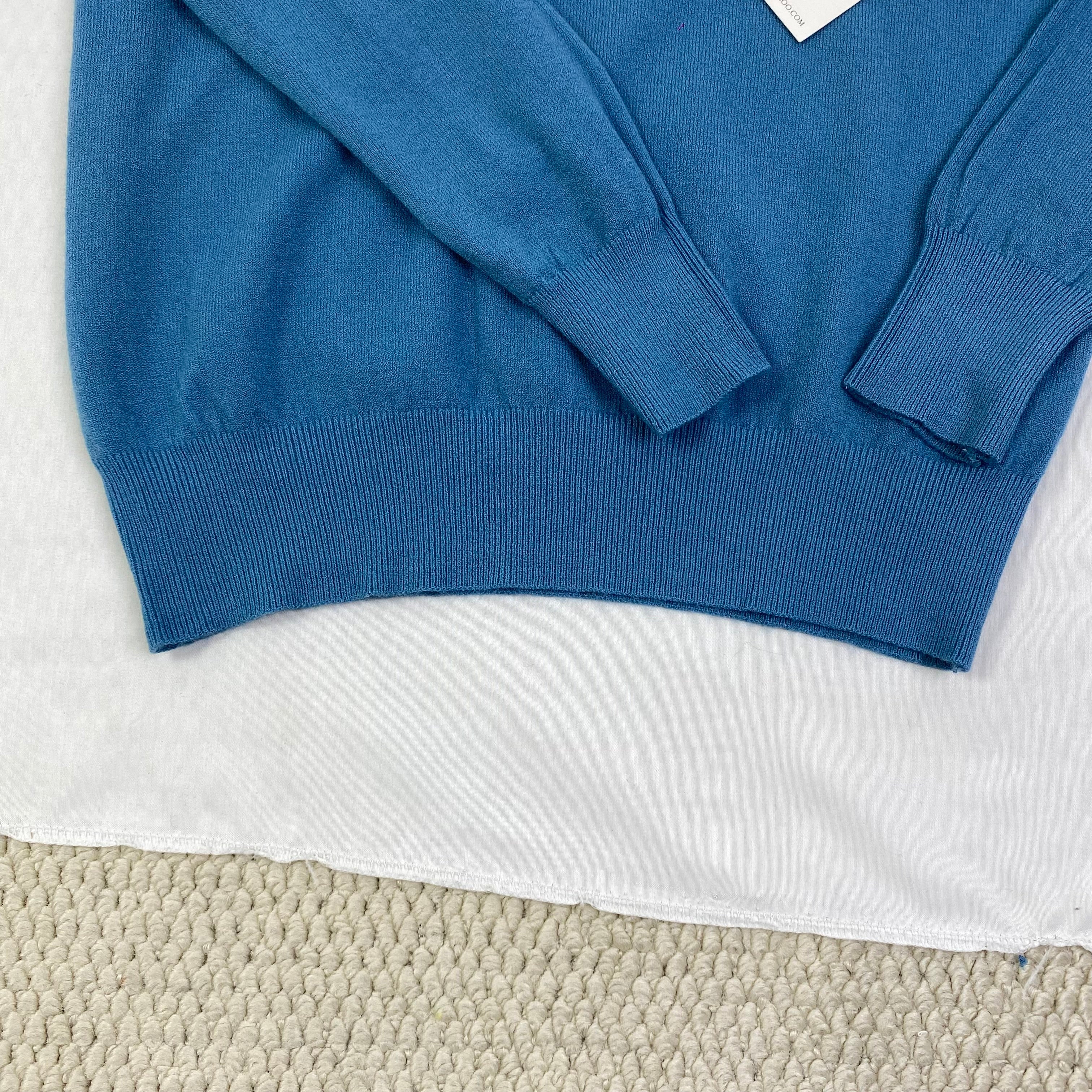 Knitted sweater with round neck and long sleeves