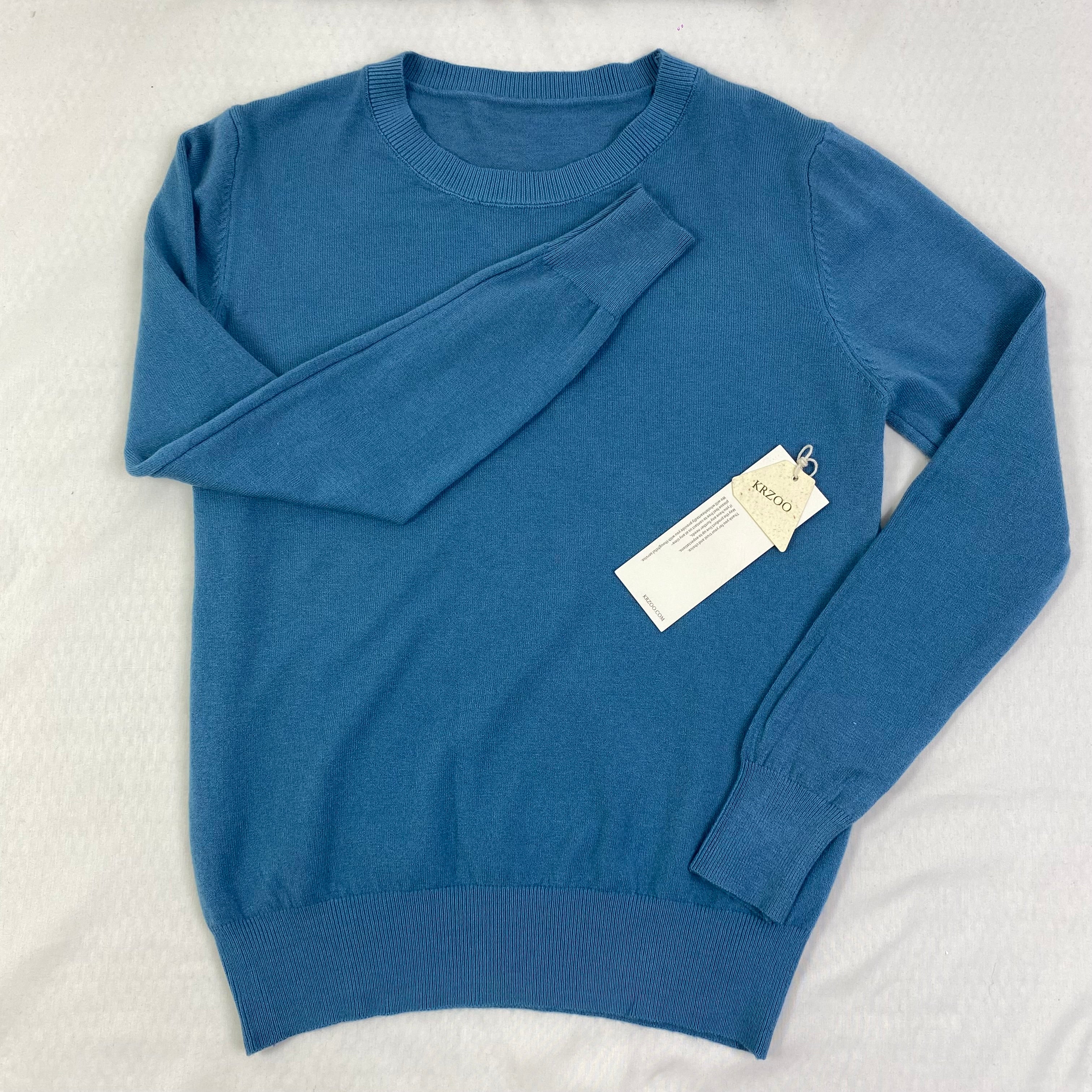 Knitted sweater with round neck and long sleeves