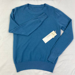 Knitted sweater with round neck and long sleeves