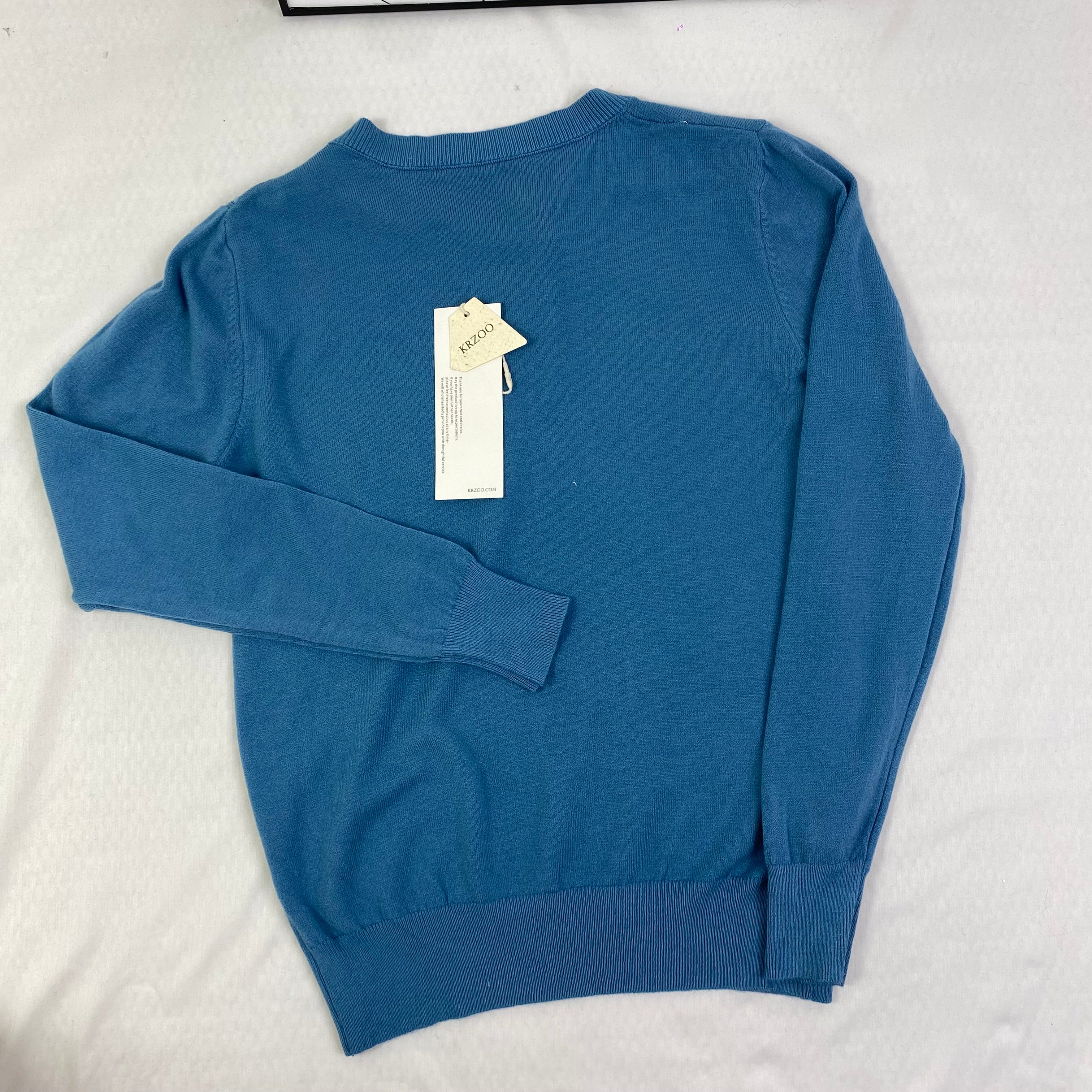 Knitted sweater with round neck and long sleeves
