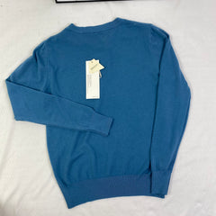 Knitted sweater with round neck and long sleeves