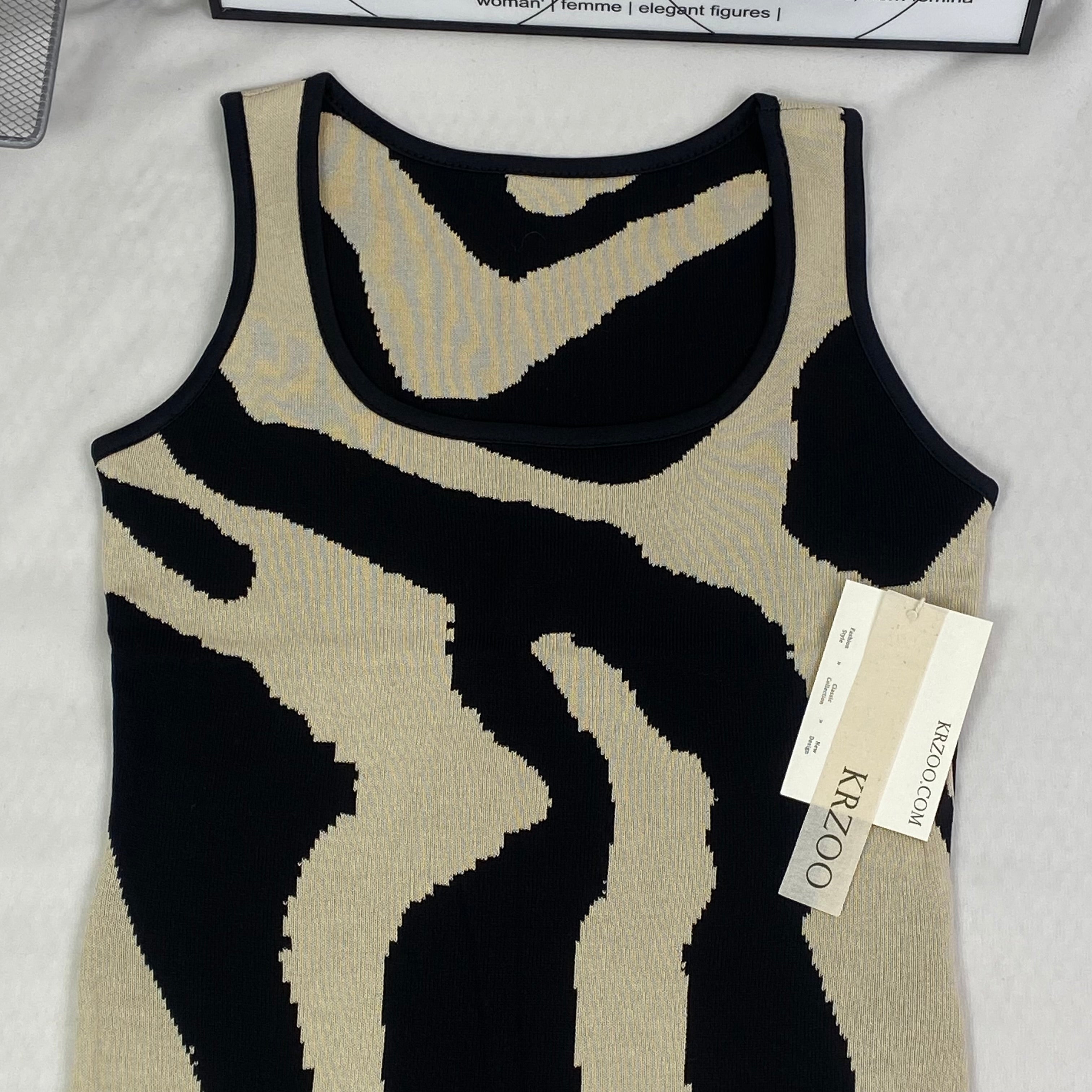 U-neck fitted mid-length dress