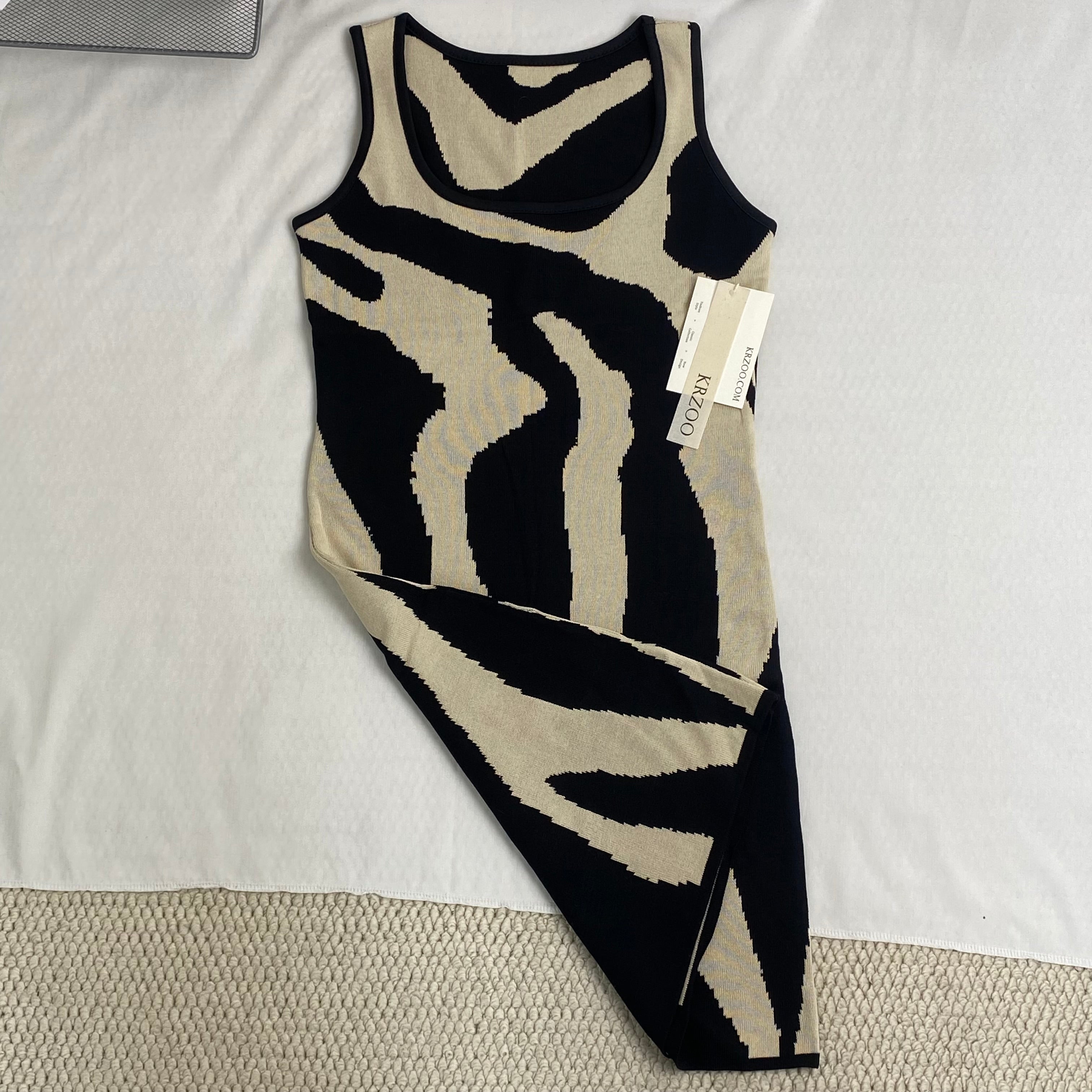 U-neck fitted mid-length dress