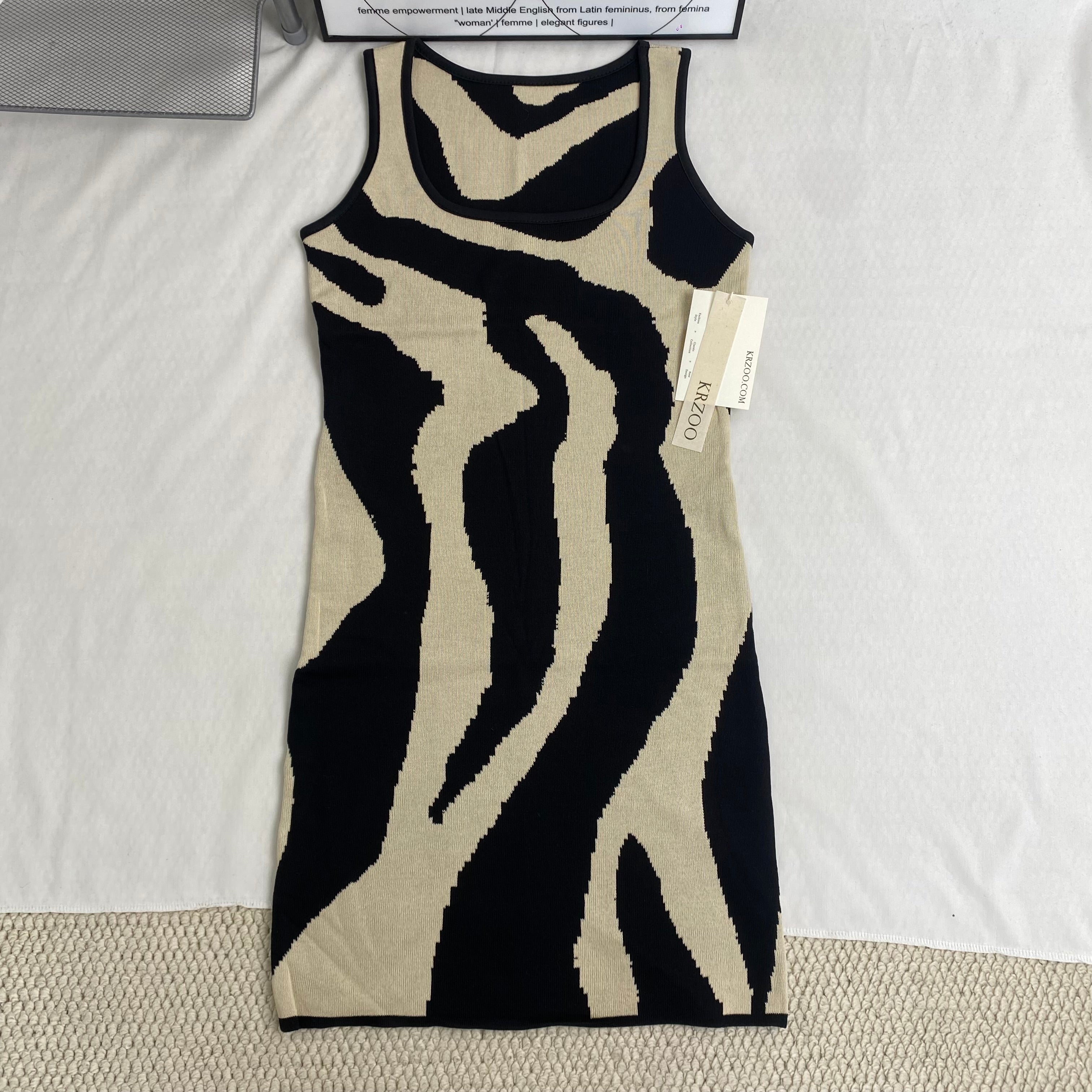 U-neck fitted mid-length dress