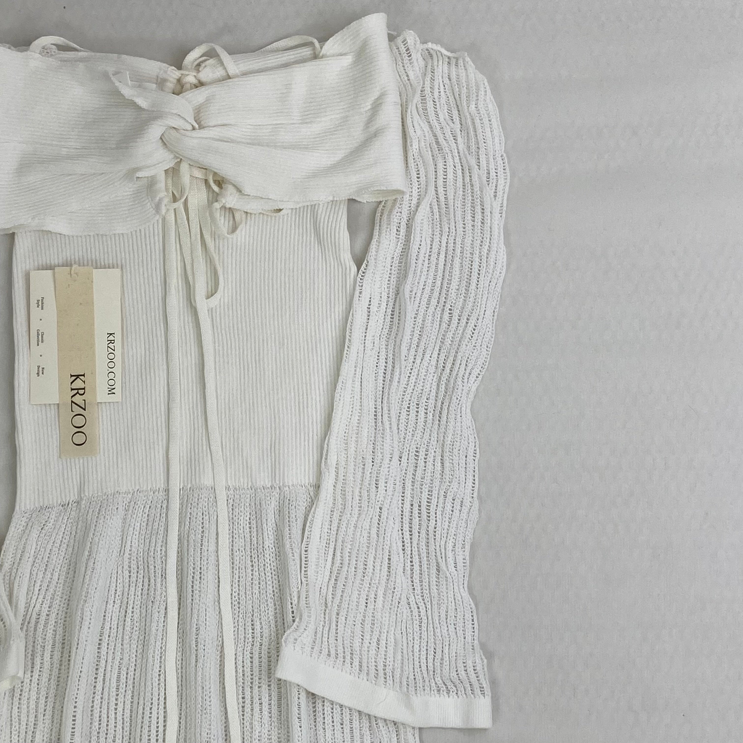 White knitted pullover sleeveless top