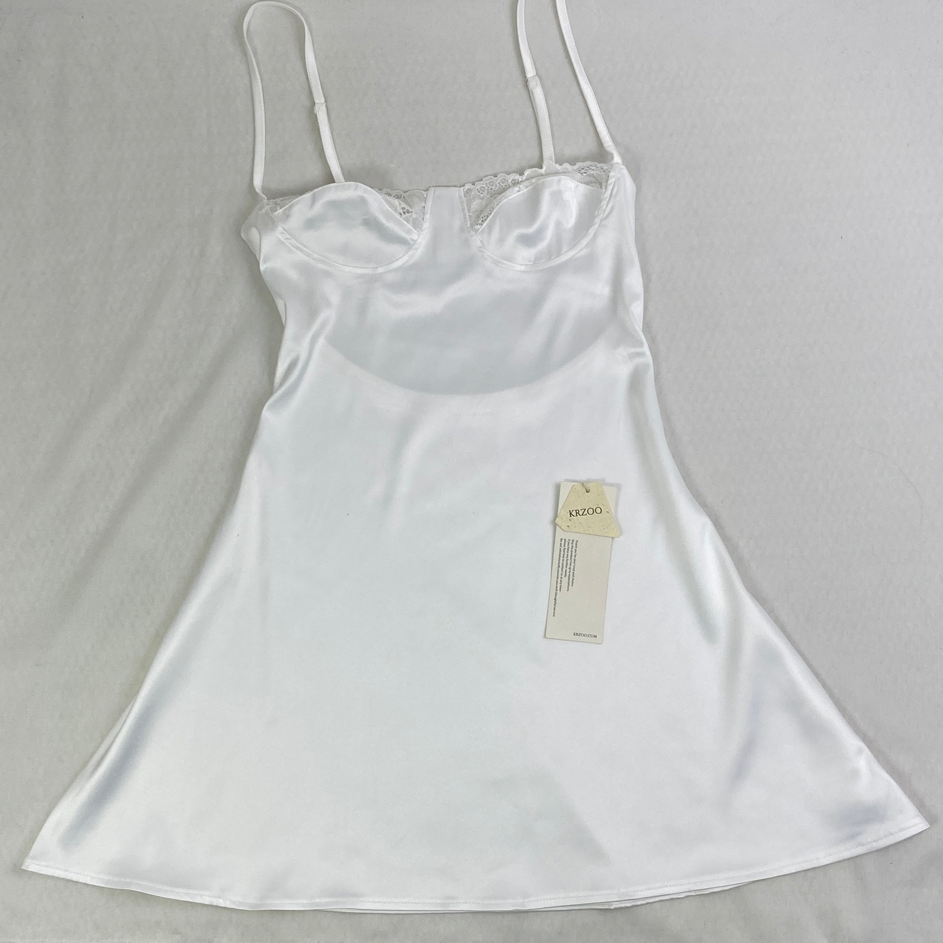 Solid-color backless lace-trimmed short dress