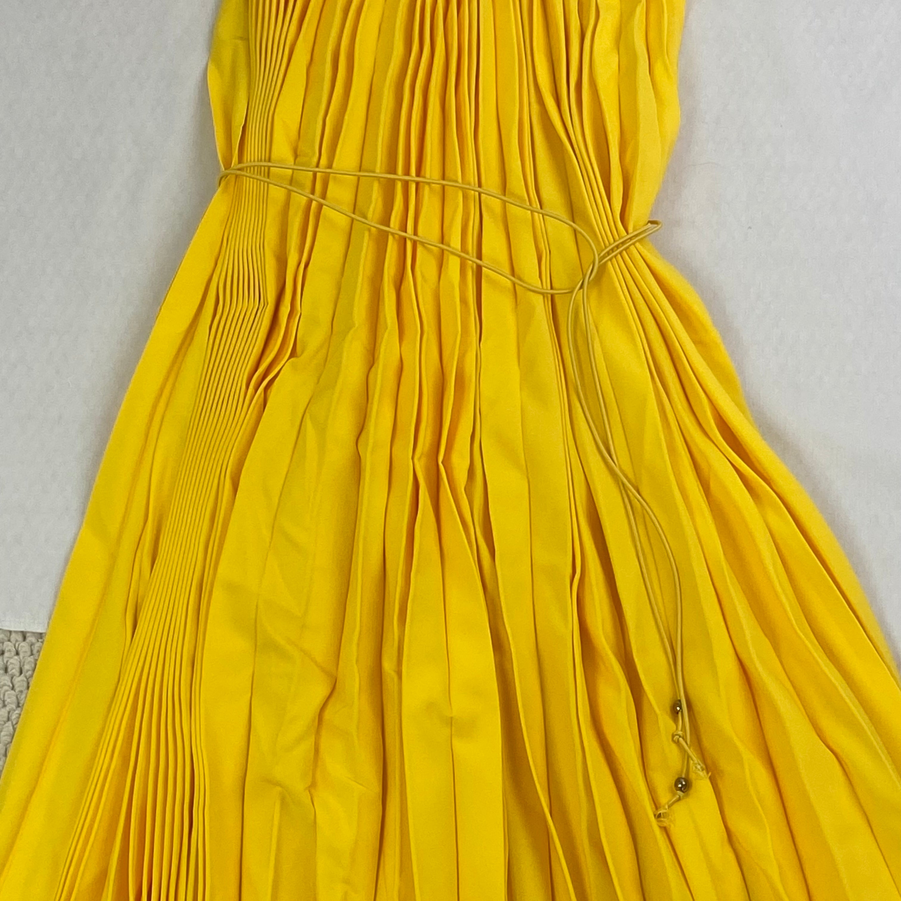 Pleated V-neck wide skirt with straps and pure color